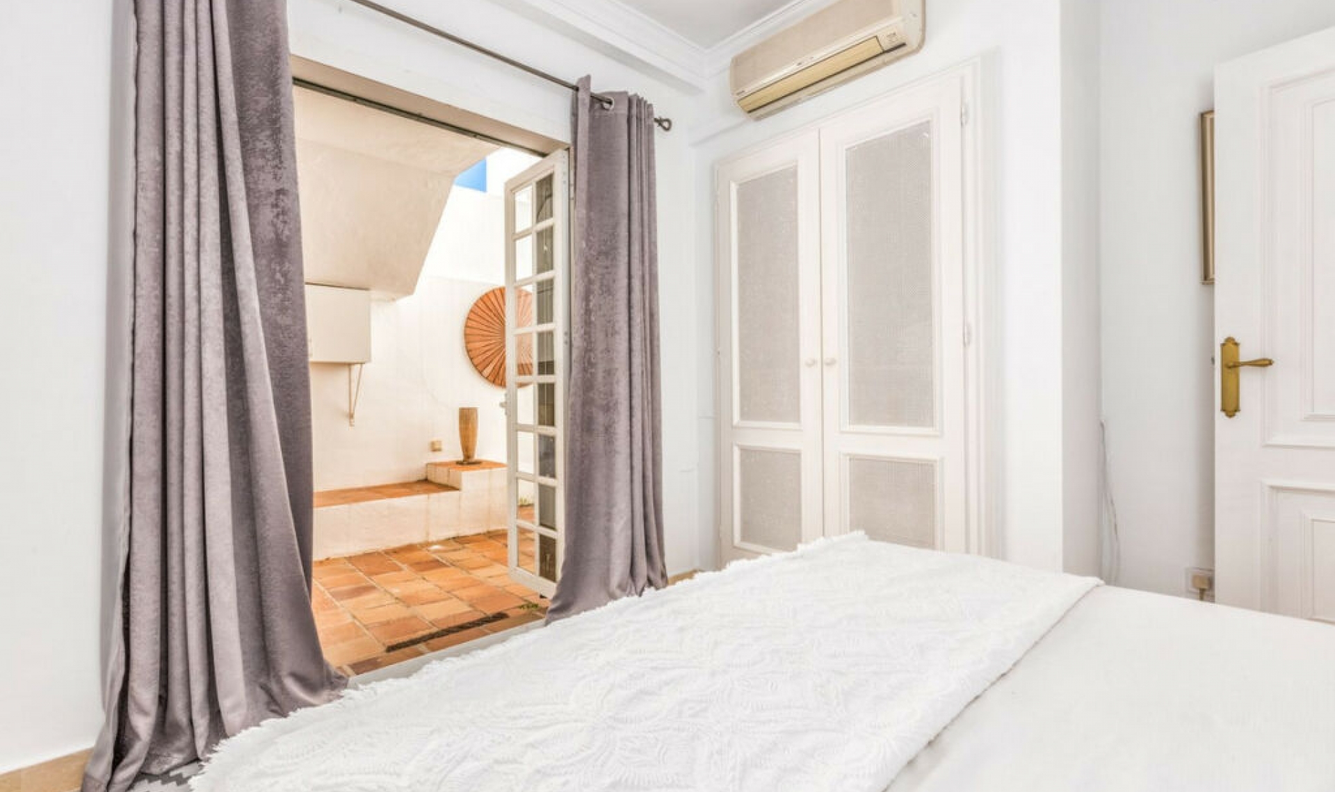 Resale - House -
Aloha