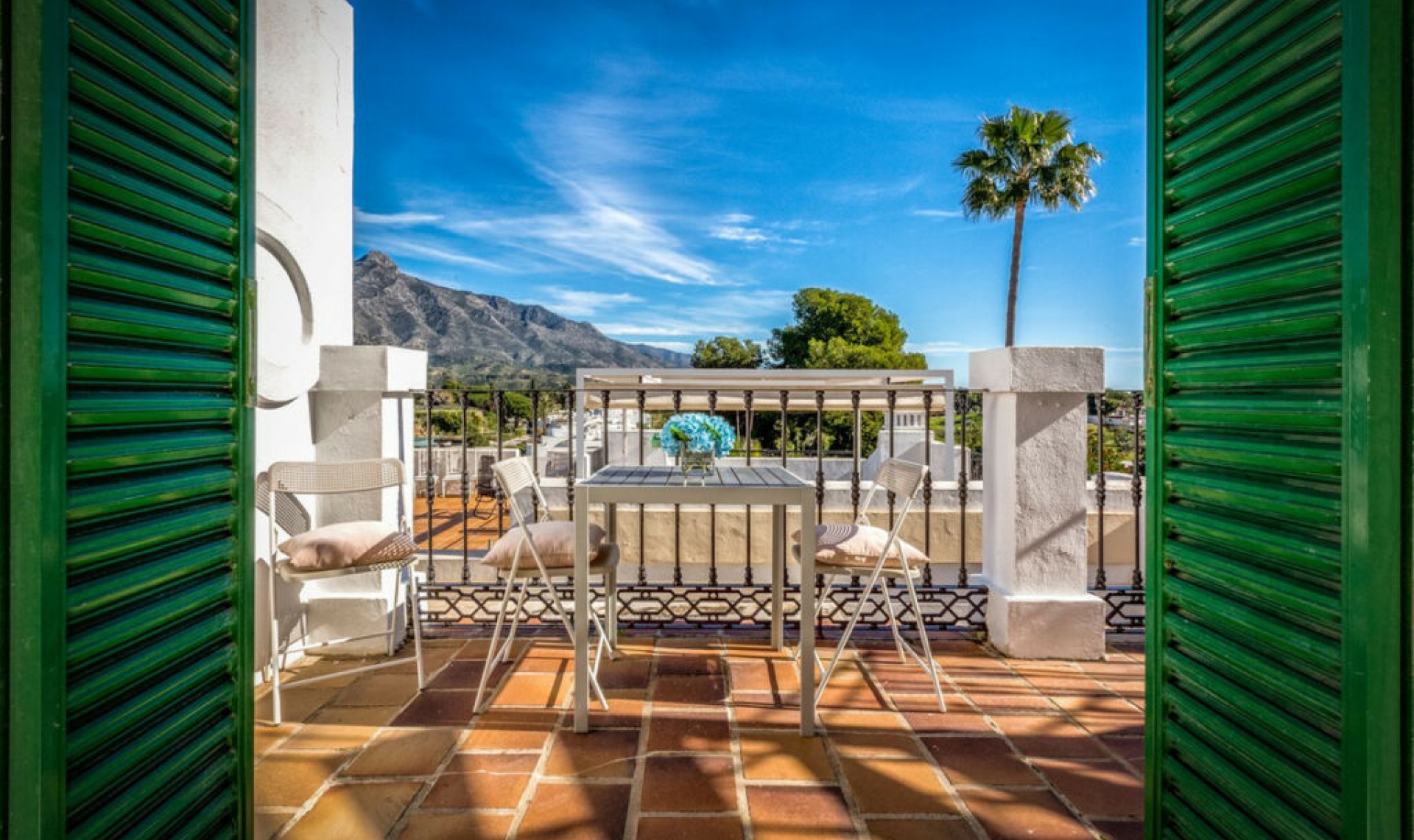 Resale - House -
Aloha