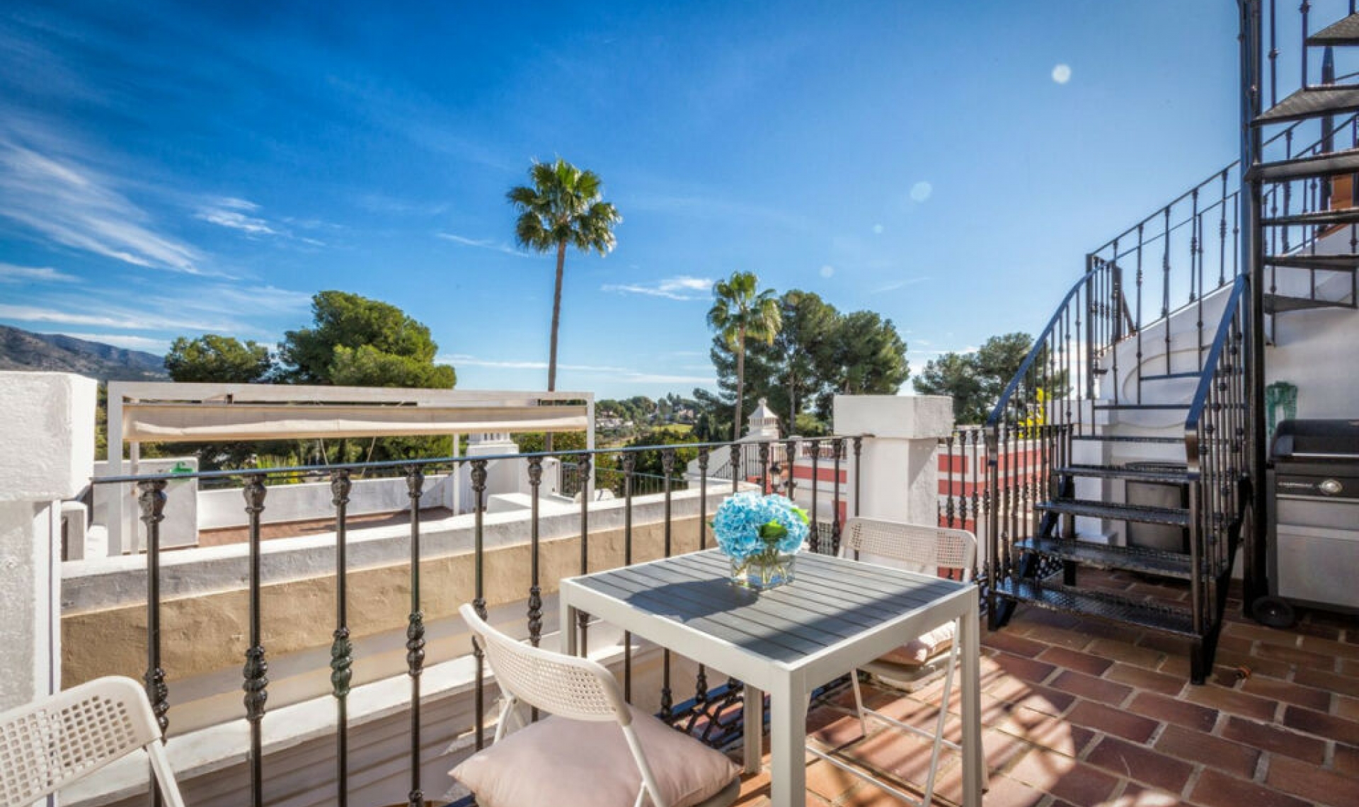 Resale - House -
Aloha