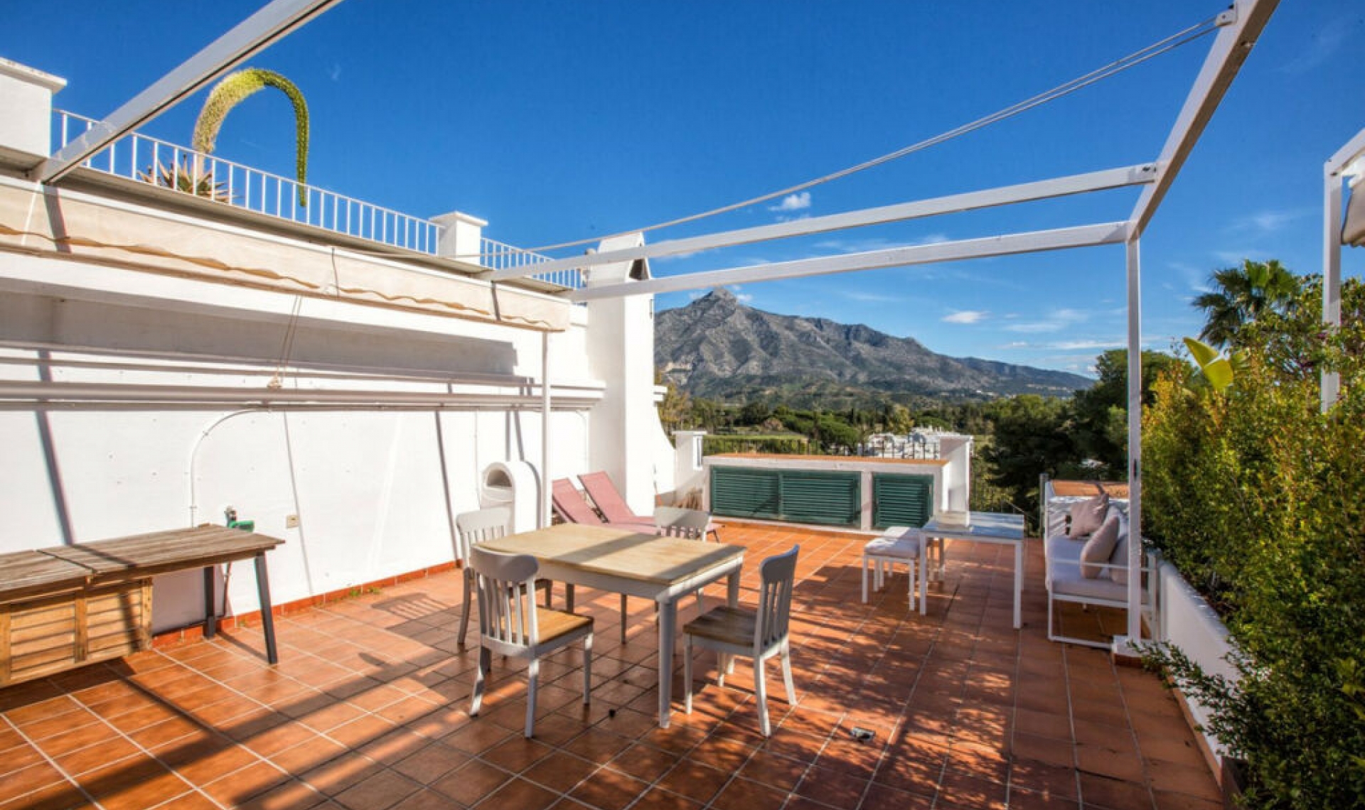 Resale - House -
Aloha