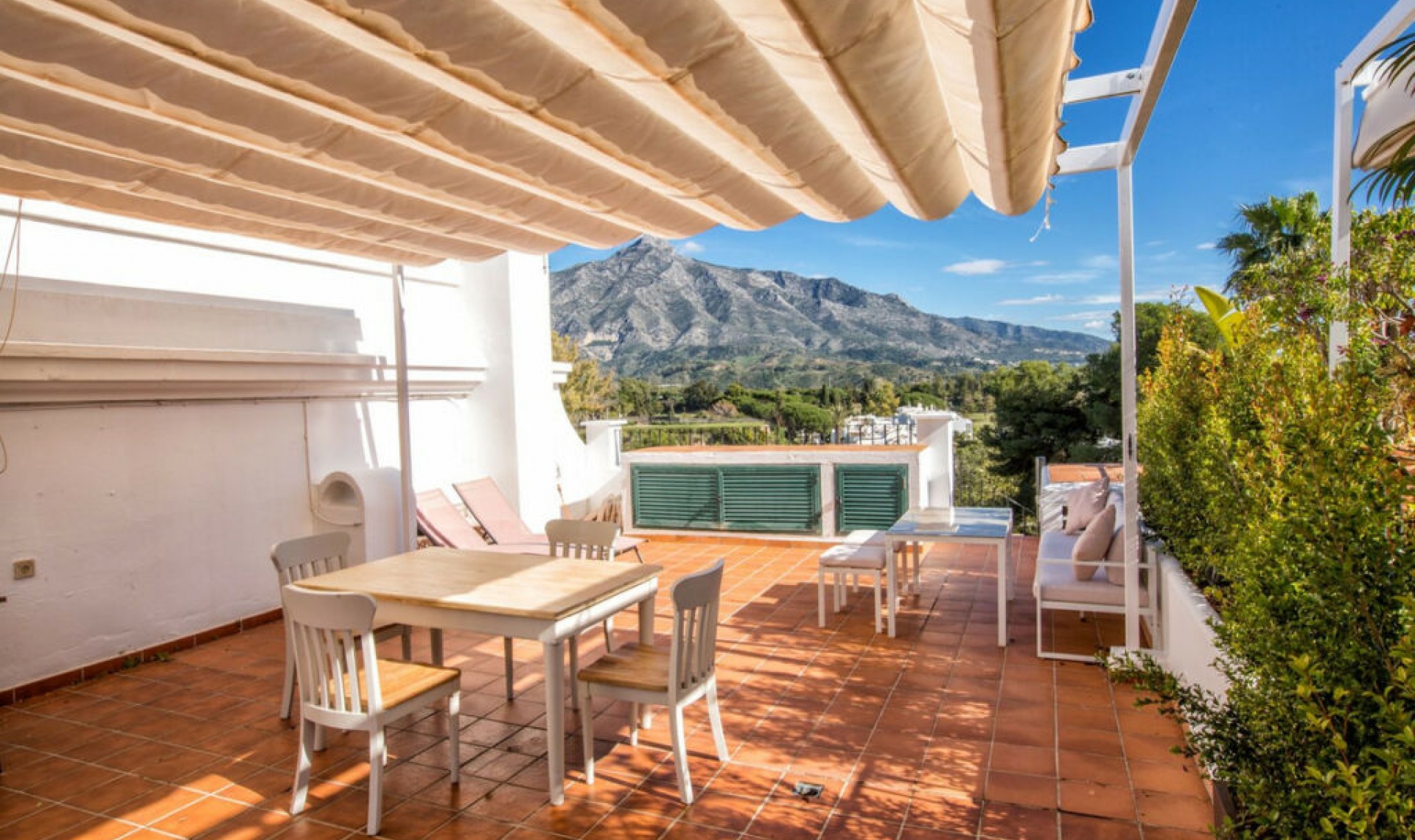 Resale - House -
Aloha