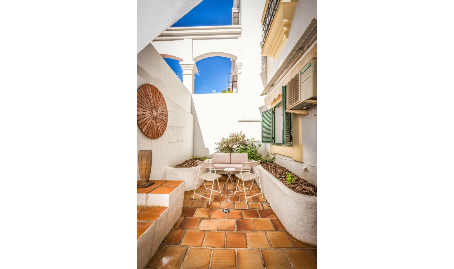 Resale - House -
Aloha