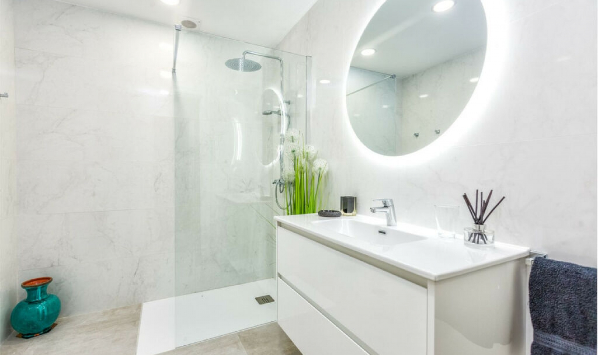 Resale - House -
Aloha