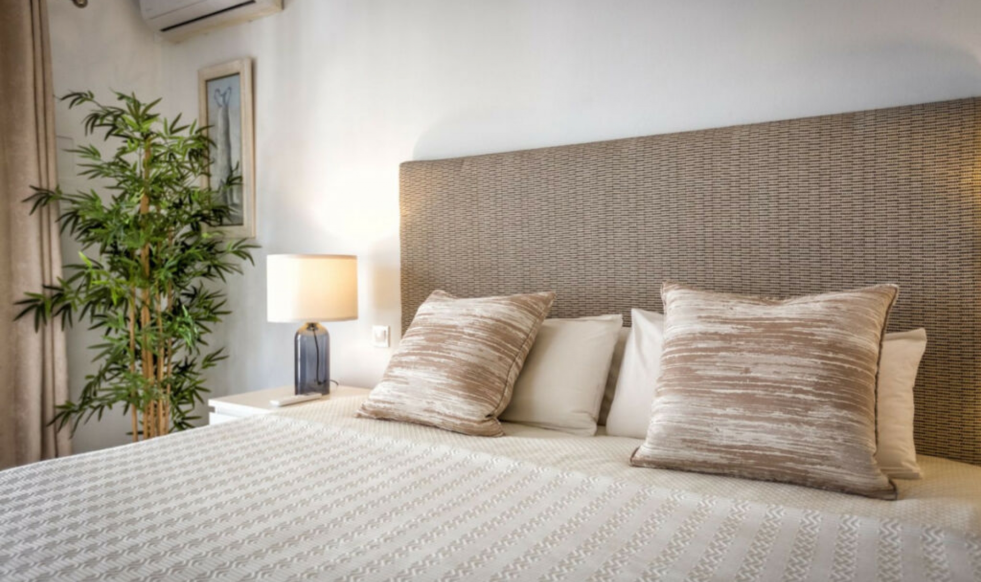 Resale - House -
Aloha