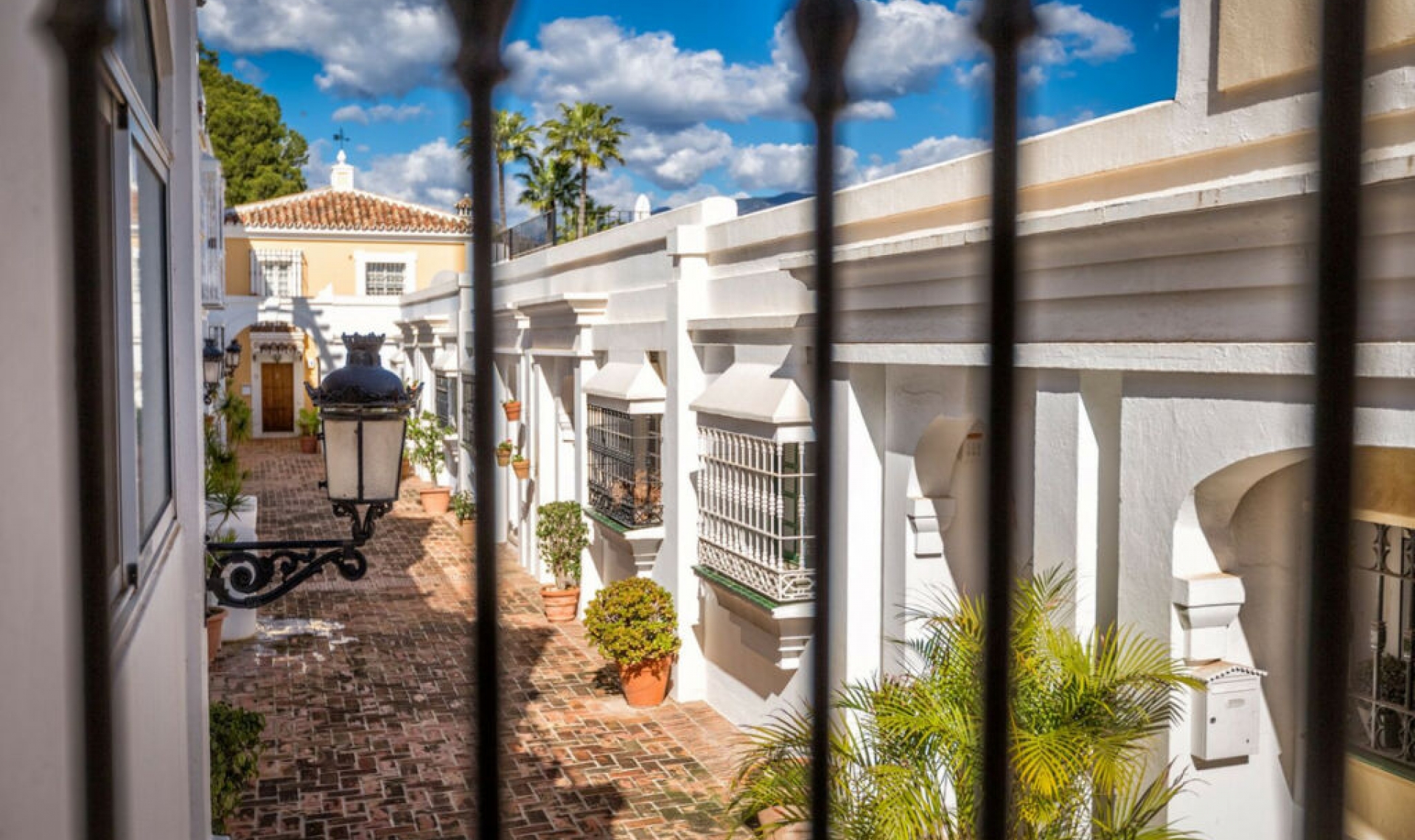 Resale - House -
Aloha