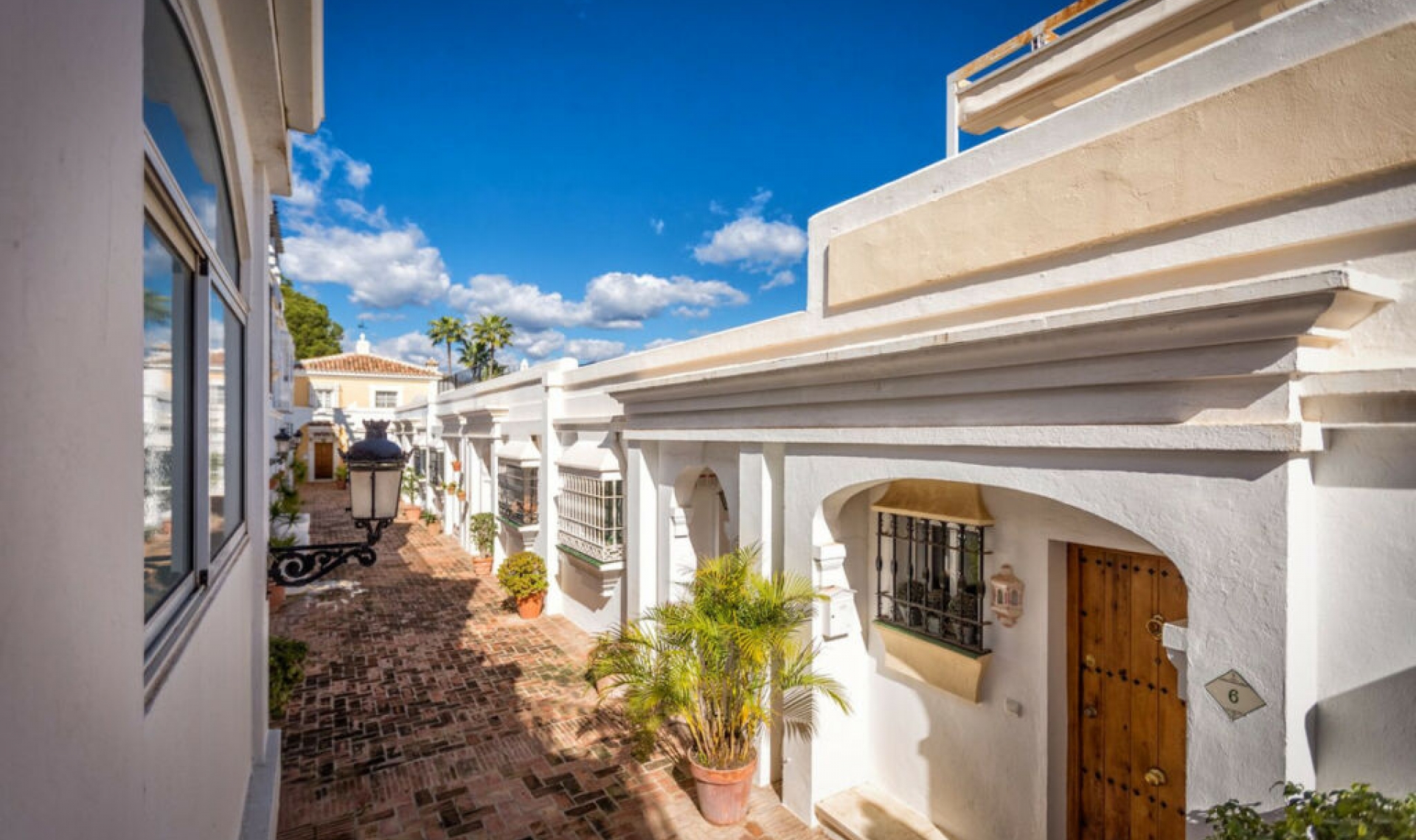 Resale - House -
Aloha