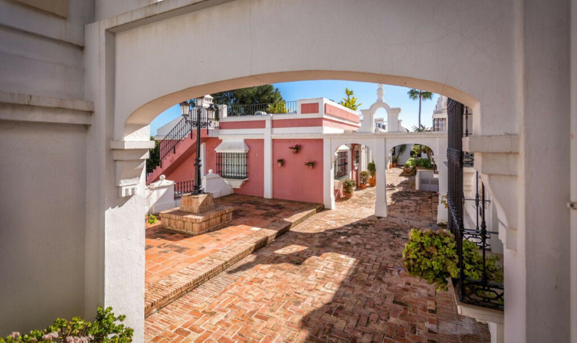 Resale - House -
Aloha