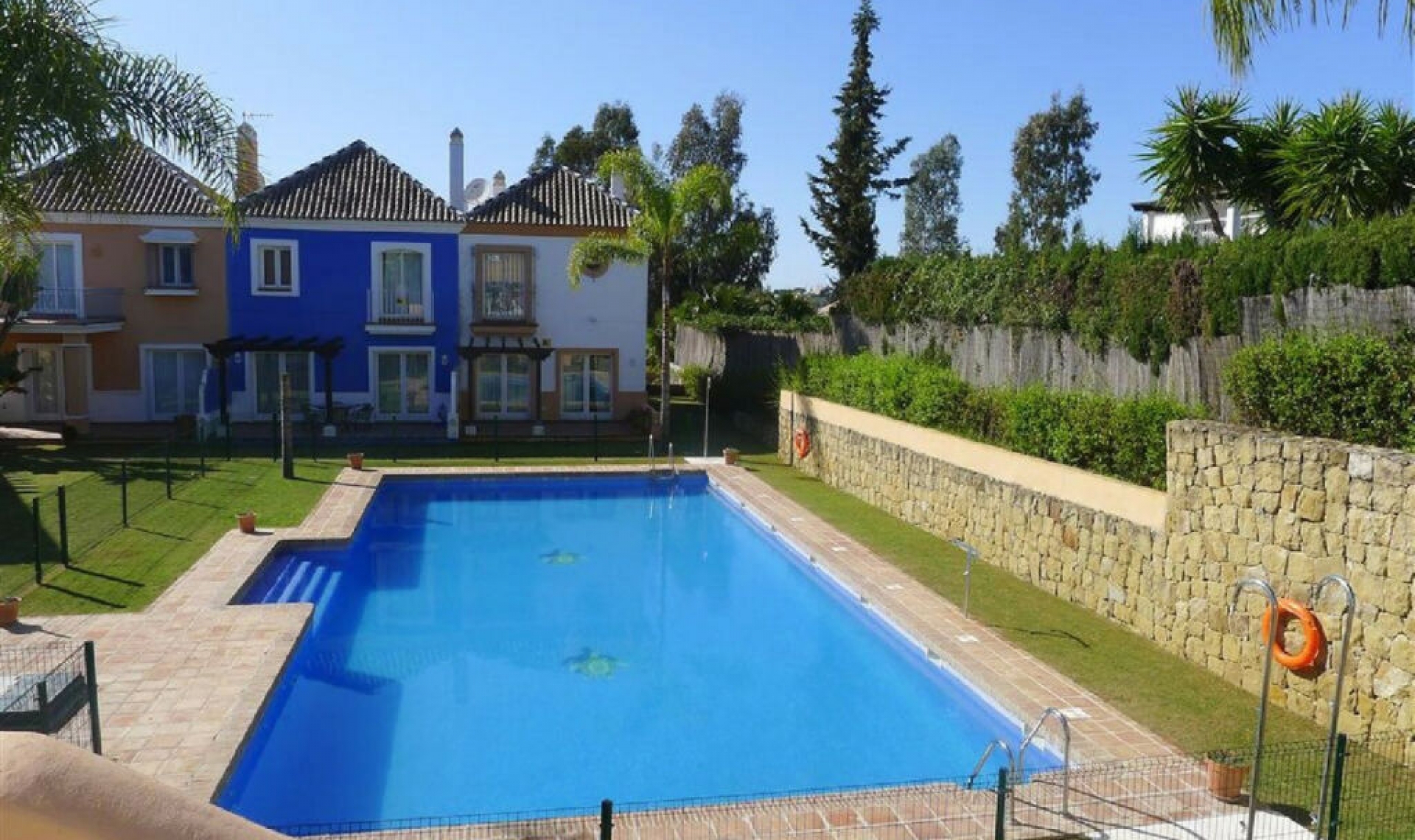 Resale - House -
Aloha