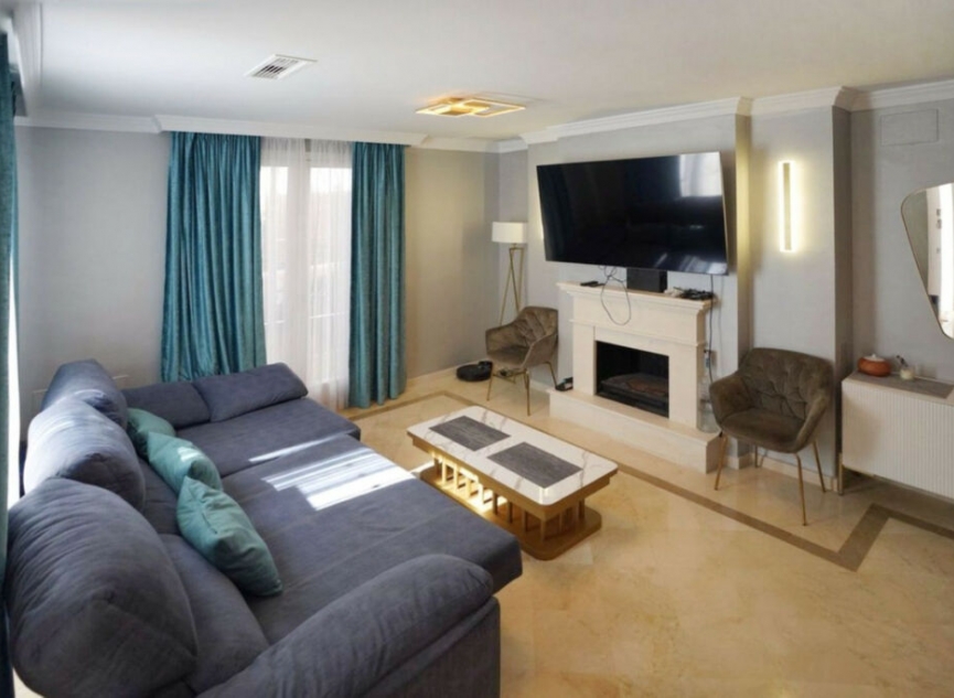 Resale - House -
Aloha