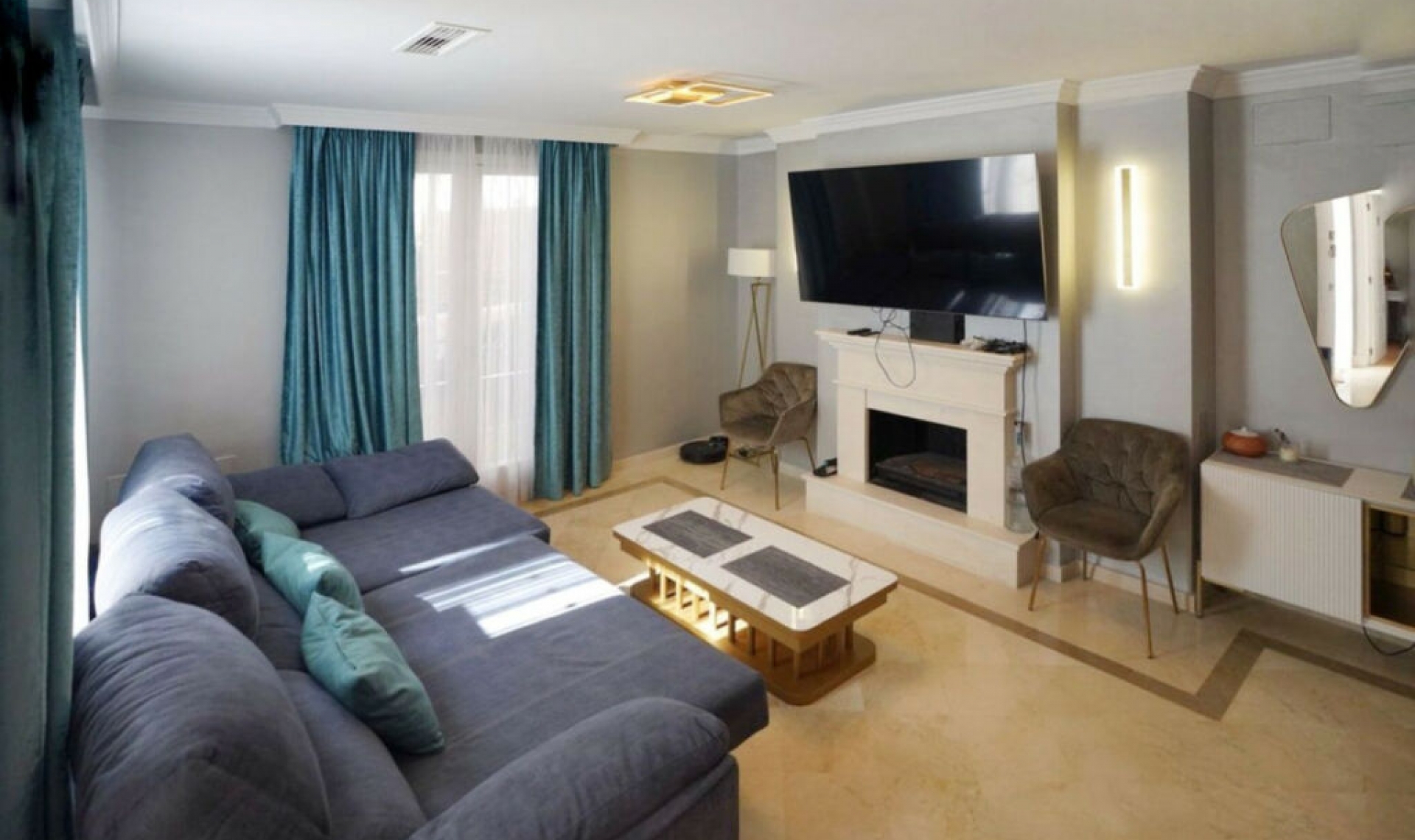 Resale - House -
Aloha