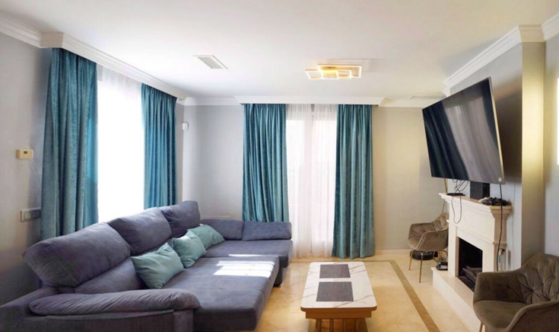 Resale - House -
Aloha