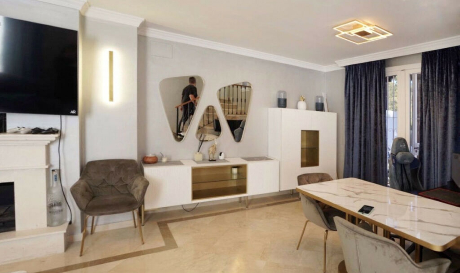 Resale - House -
Aloha