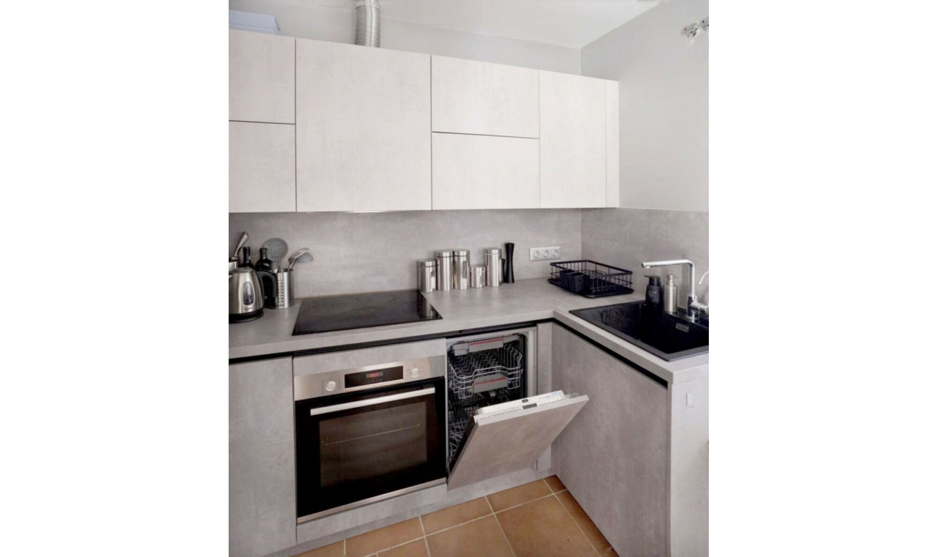 Resale - House -
Aloha