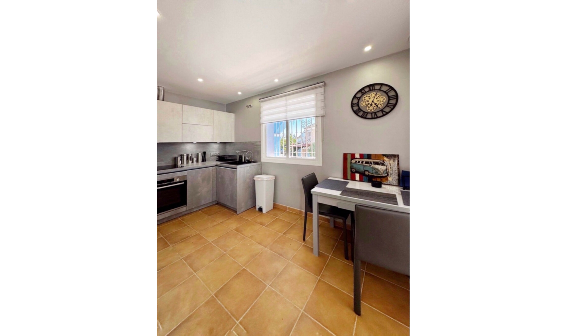 Resale - House -
Aloha