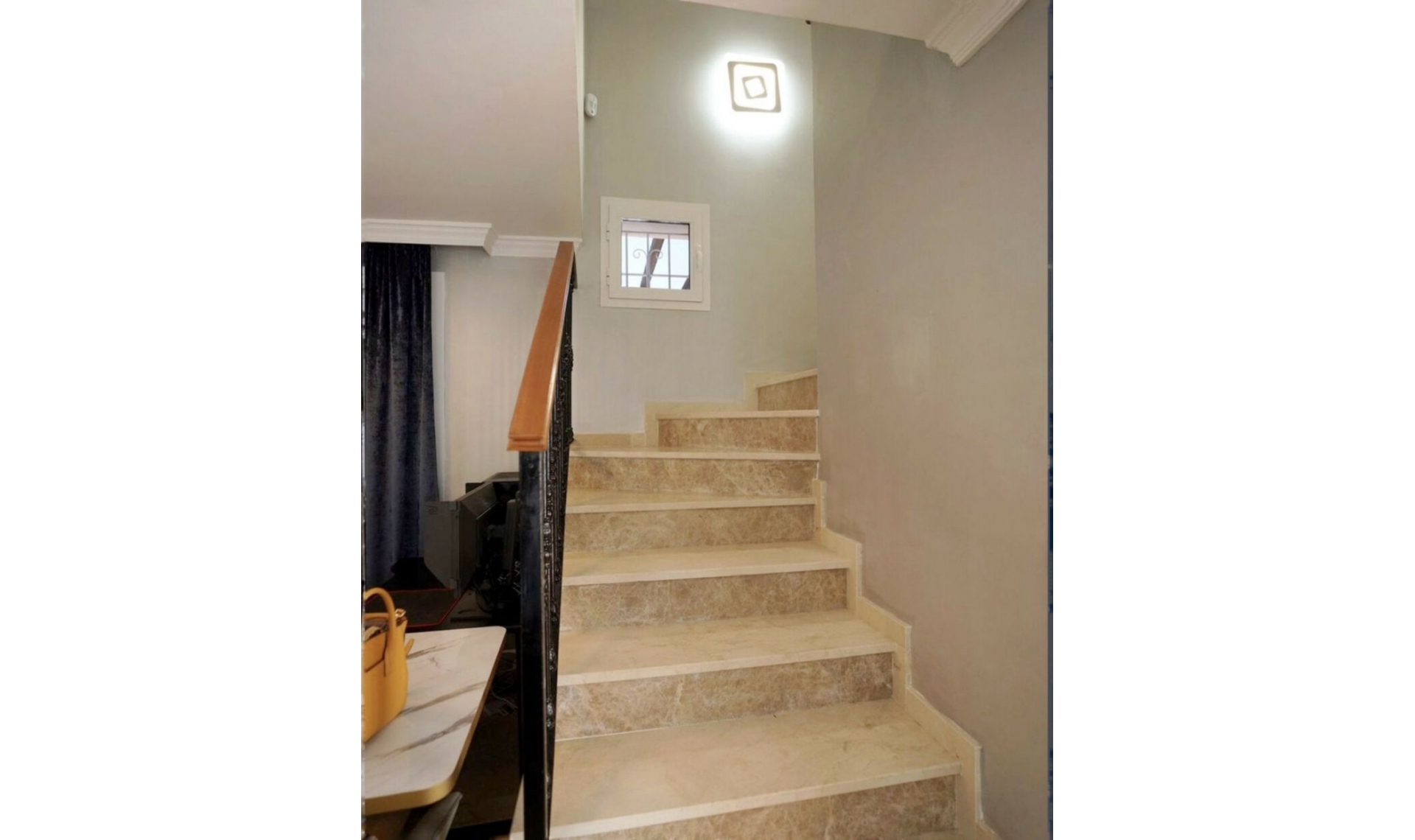 Resale - House -
Aloha