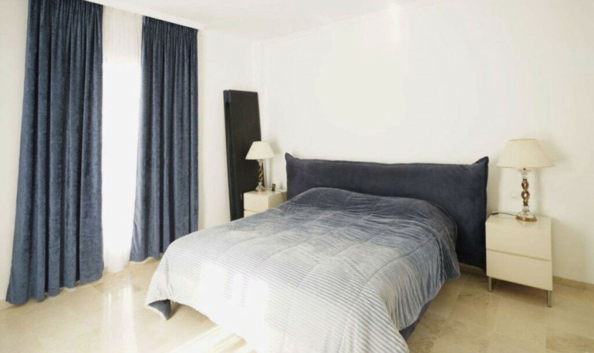 Resale - House -
Aloha