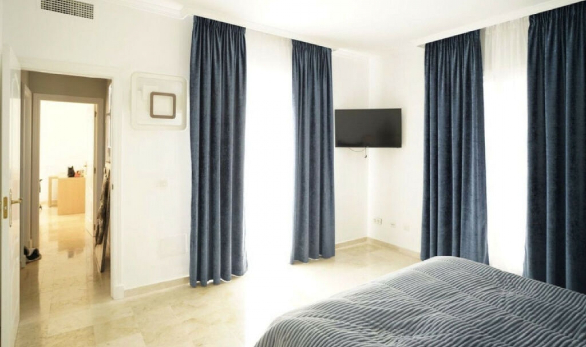 Resale - House -
Aloha