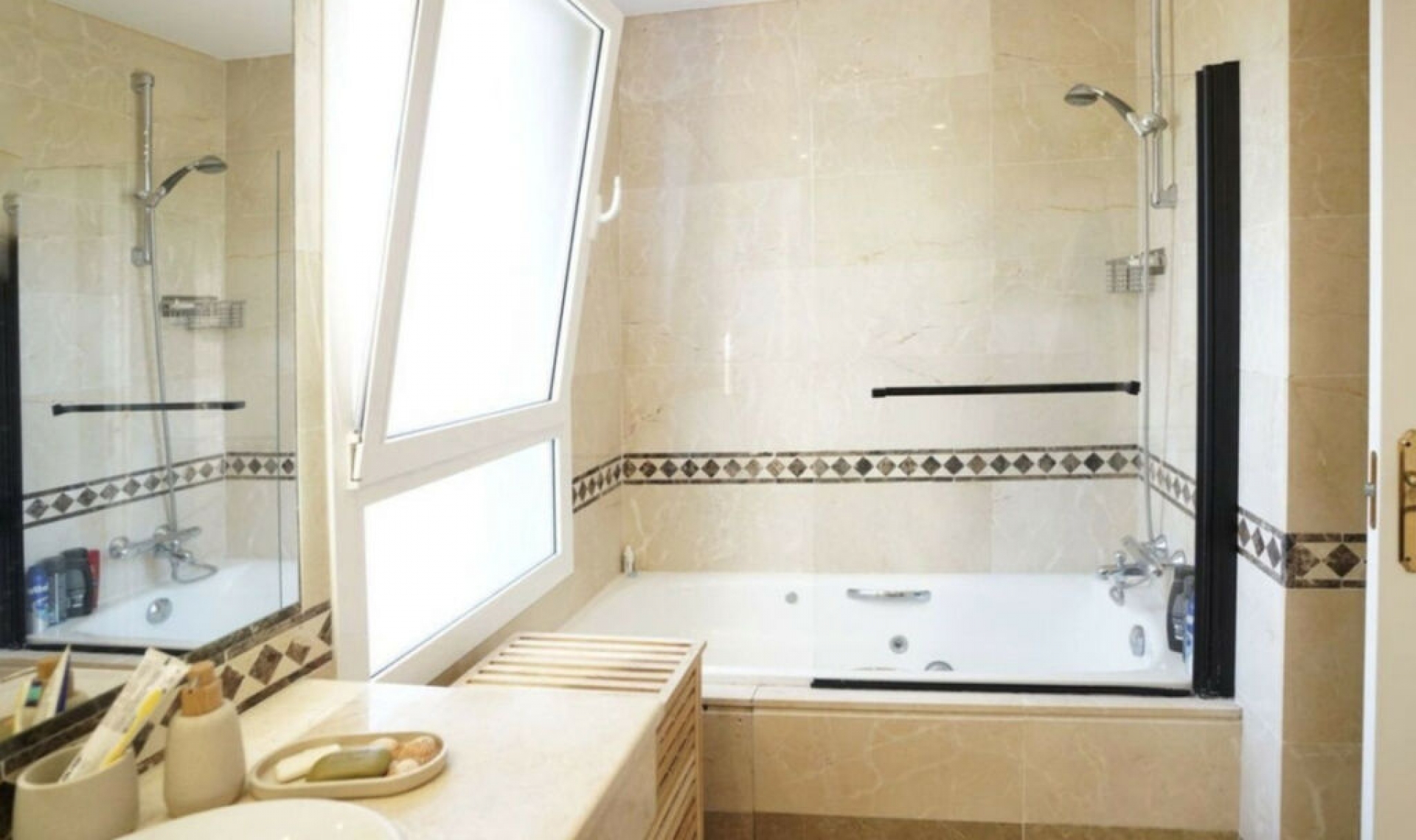 Resale - House -
Aloha