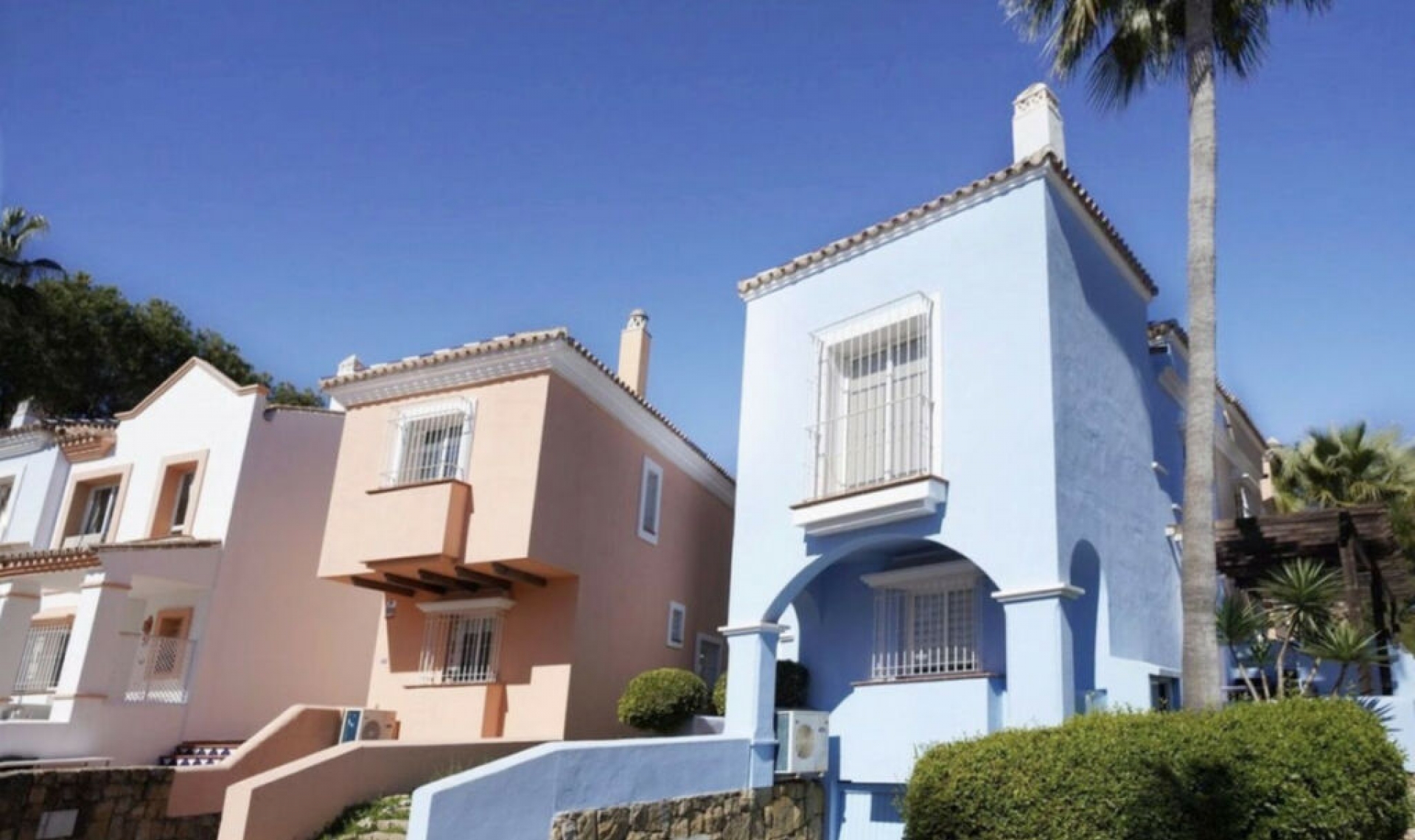 Resale - House -
Aloha