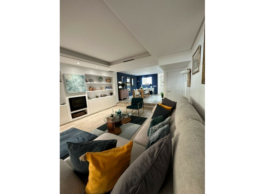 Resale - House -
Aloha