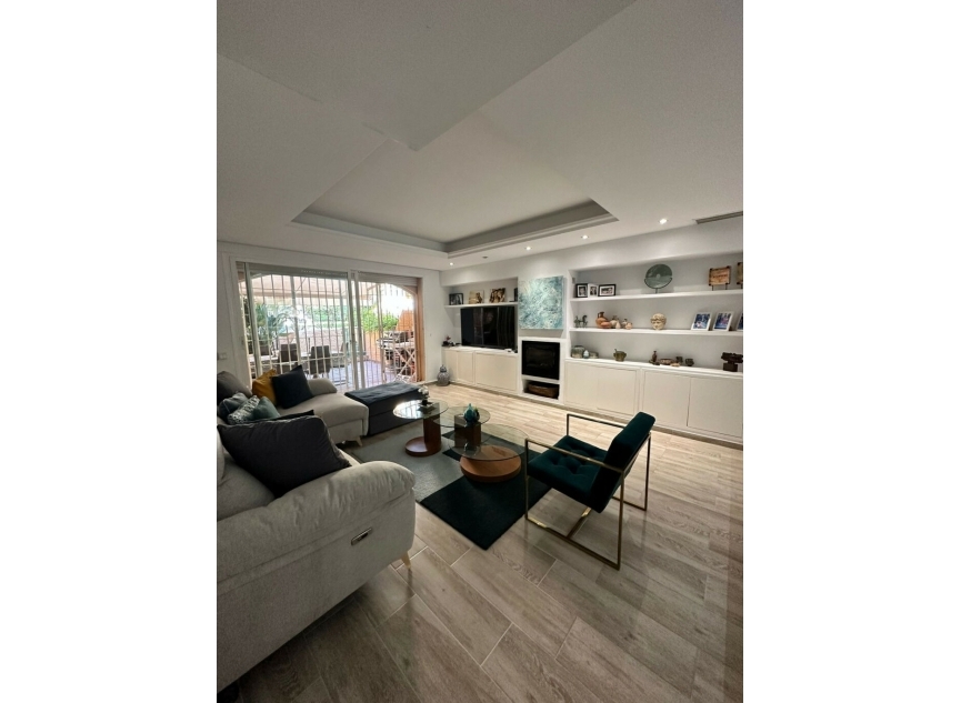 Resale - House -
Aloha