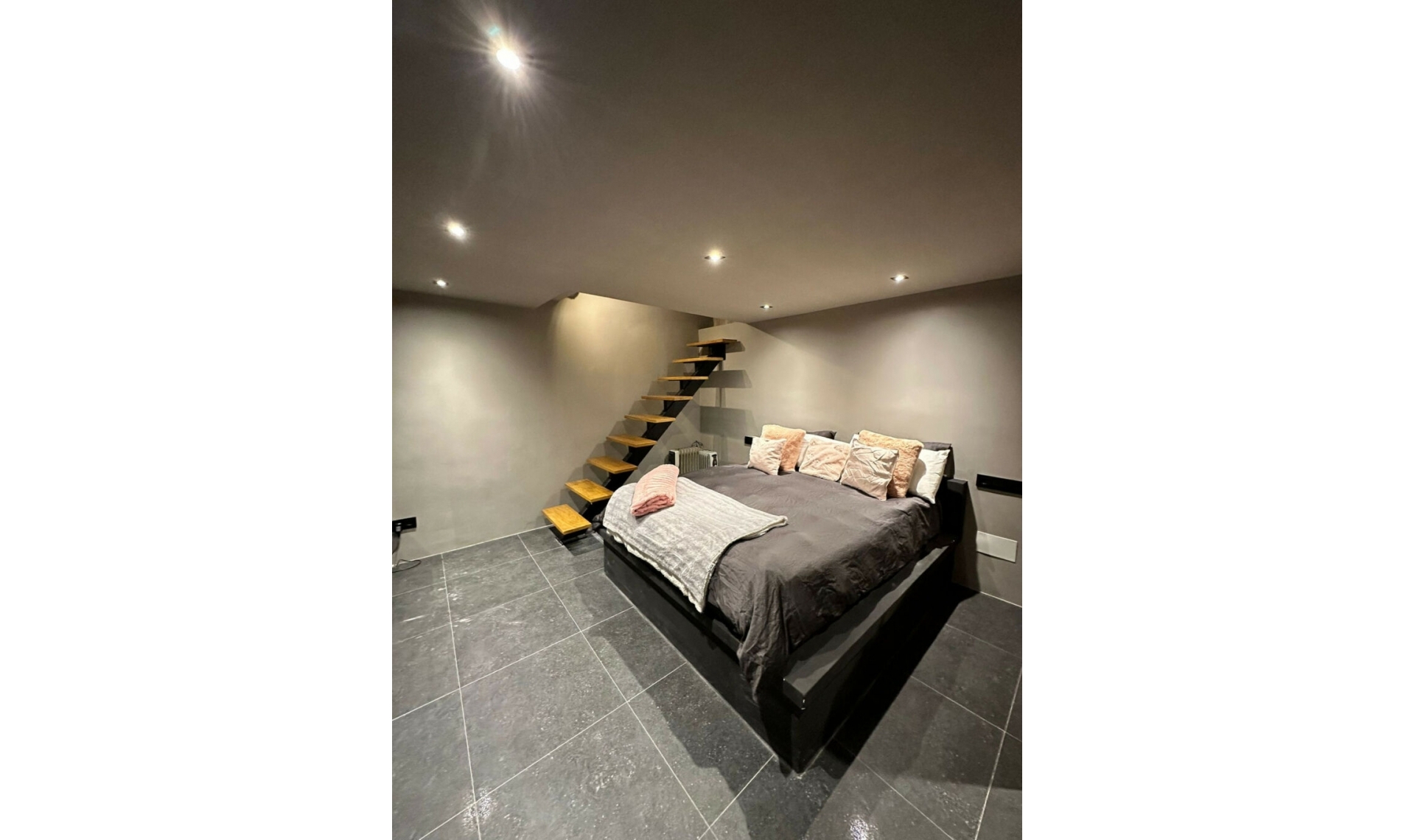 Resale - House -
Aloha