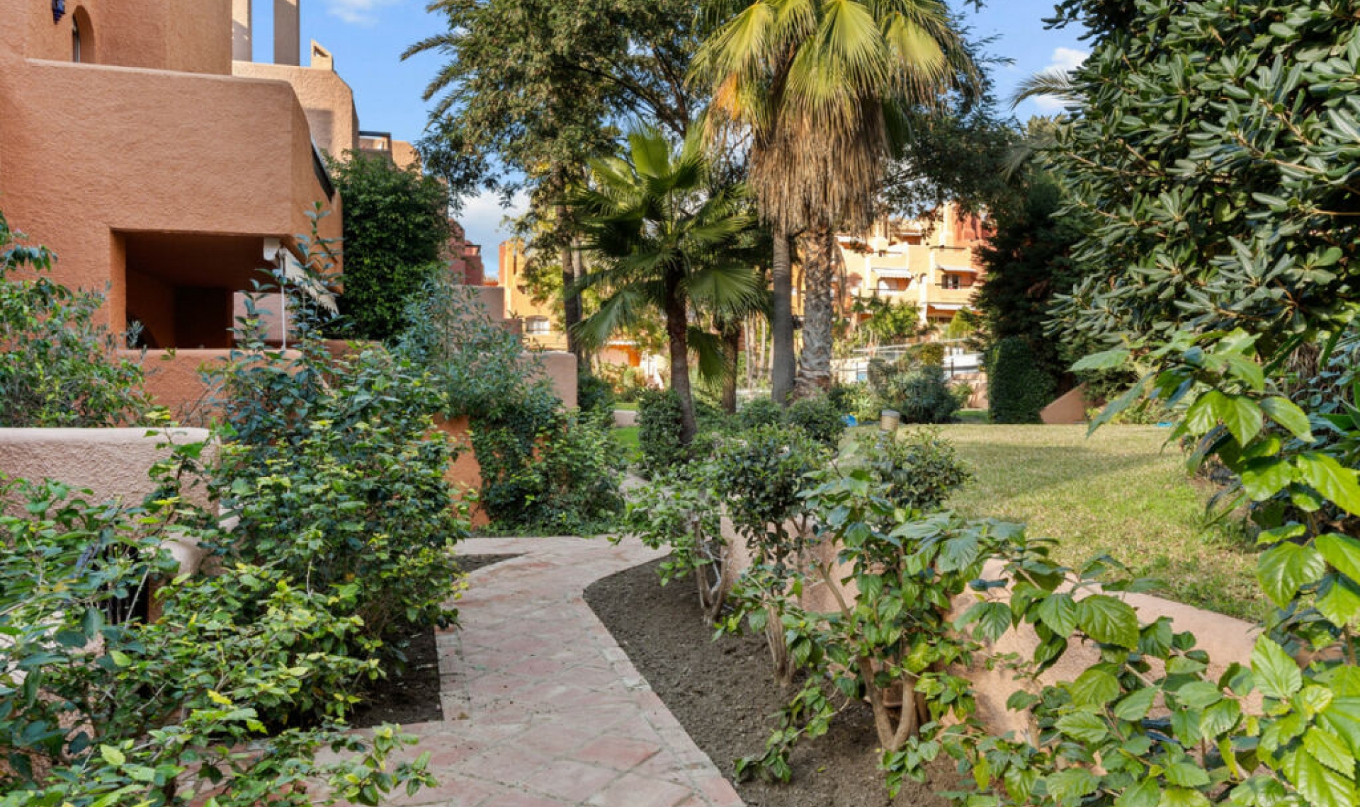 Resale - House -
Aloha