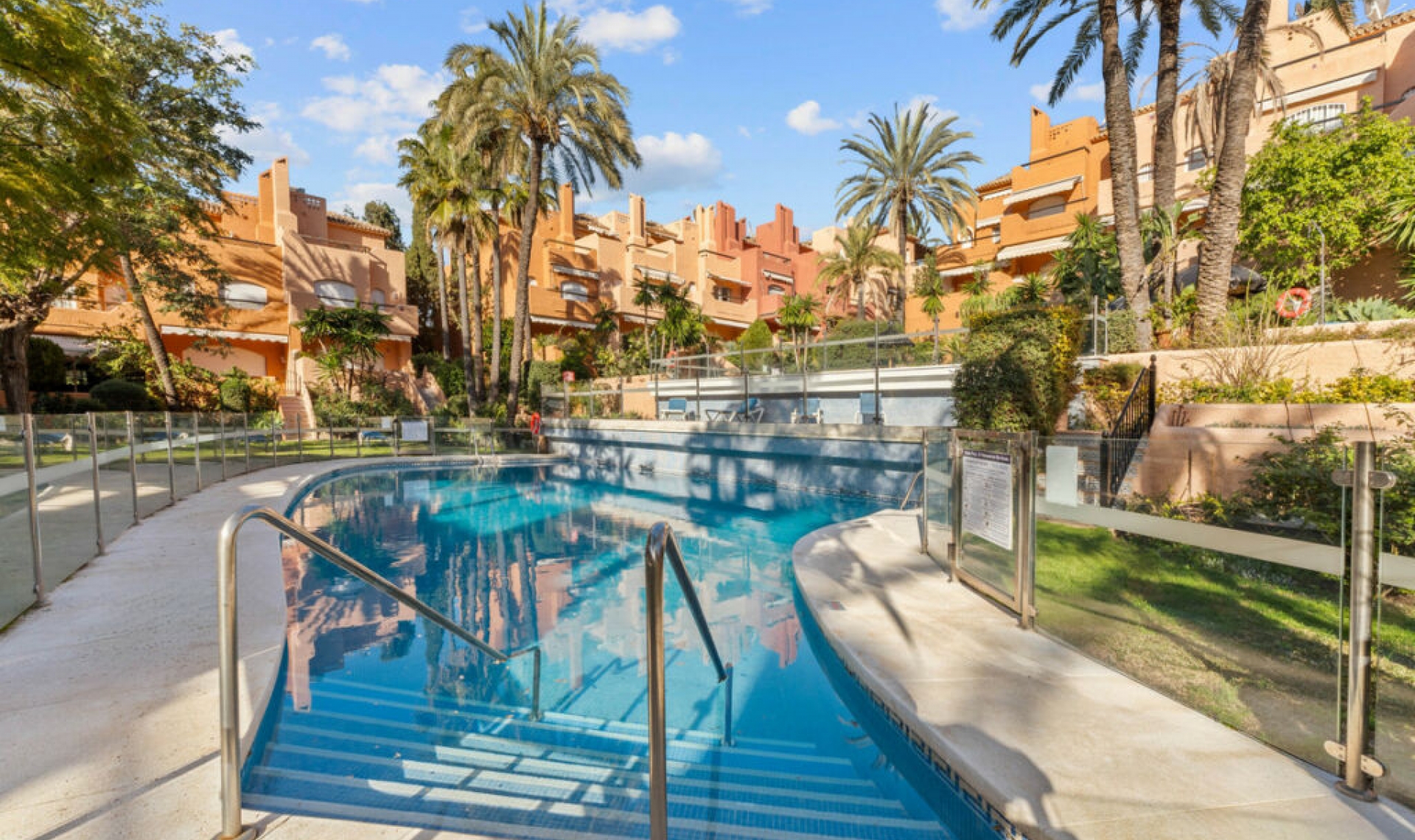 Resale - House -
Aloha