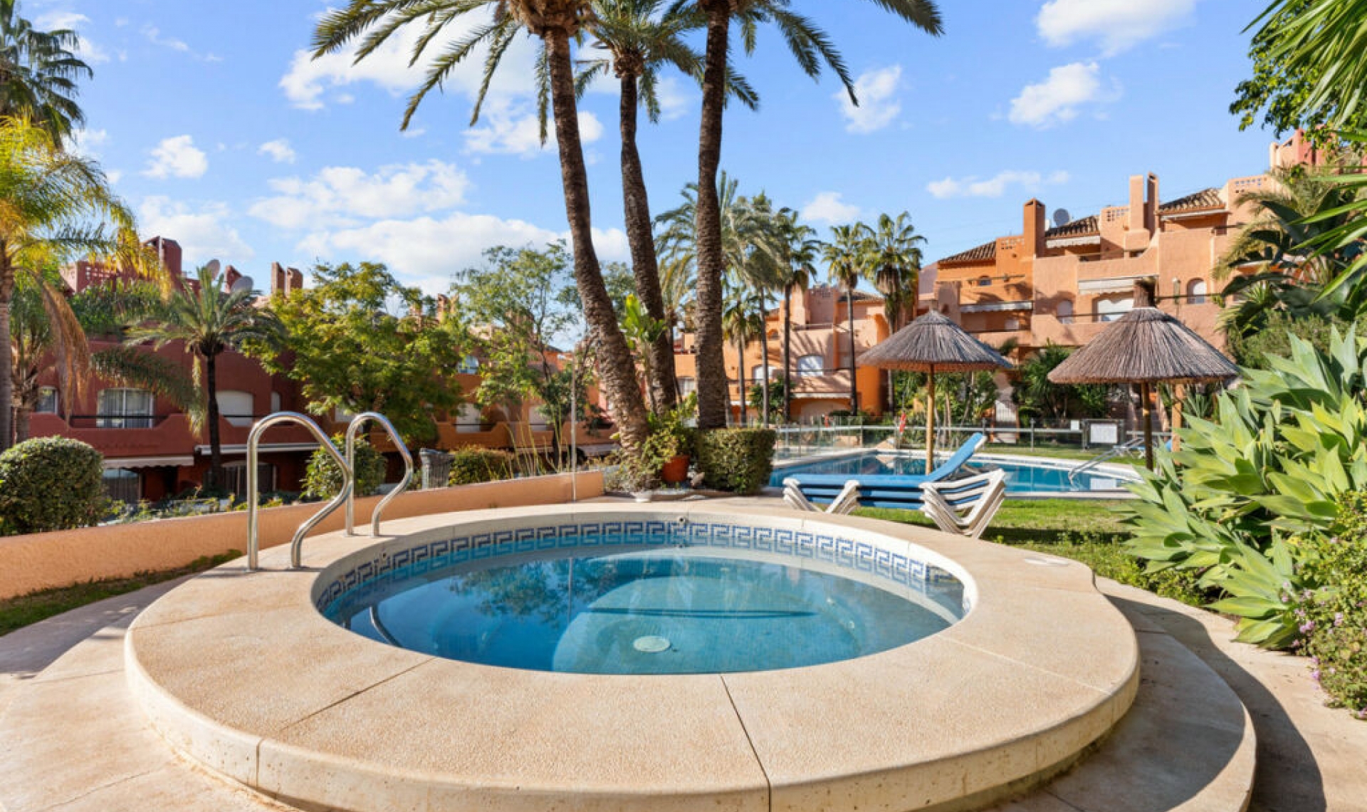 Resale - House -
Aloha