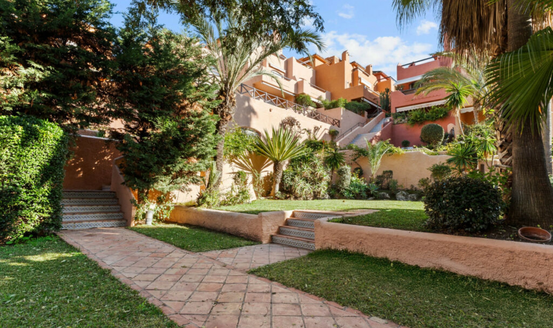 Resale - House -
Aloha