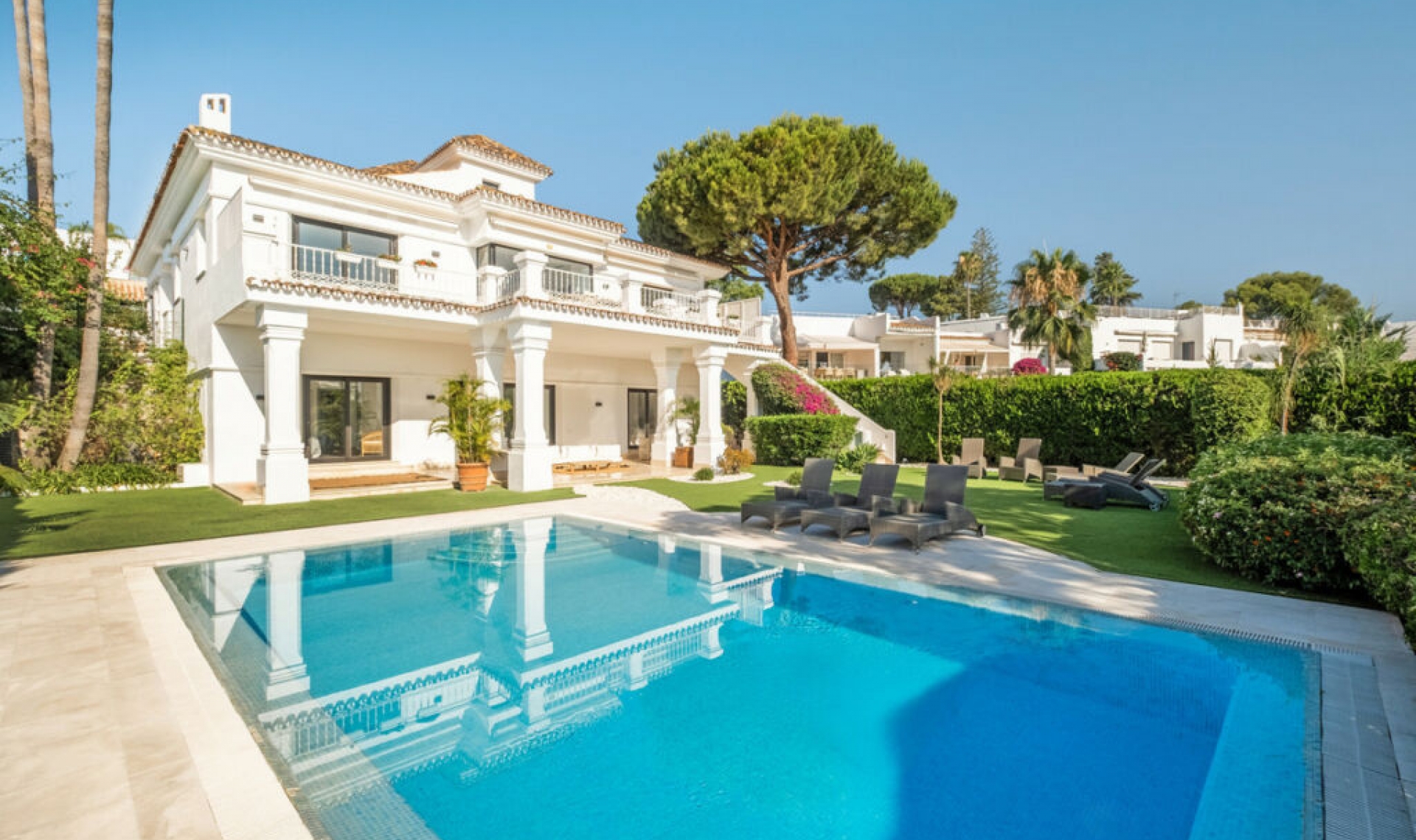 Resale - House -
Aloha