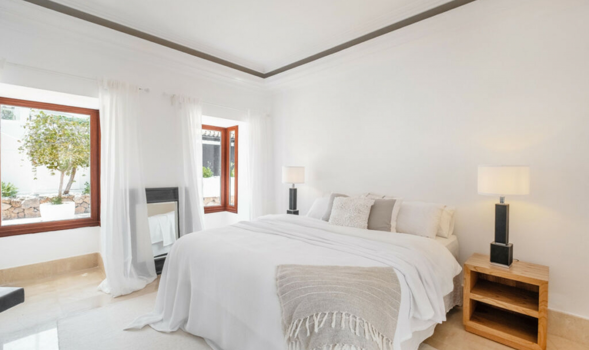 Resale - House -
Aloha