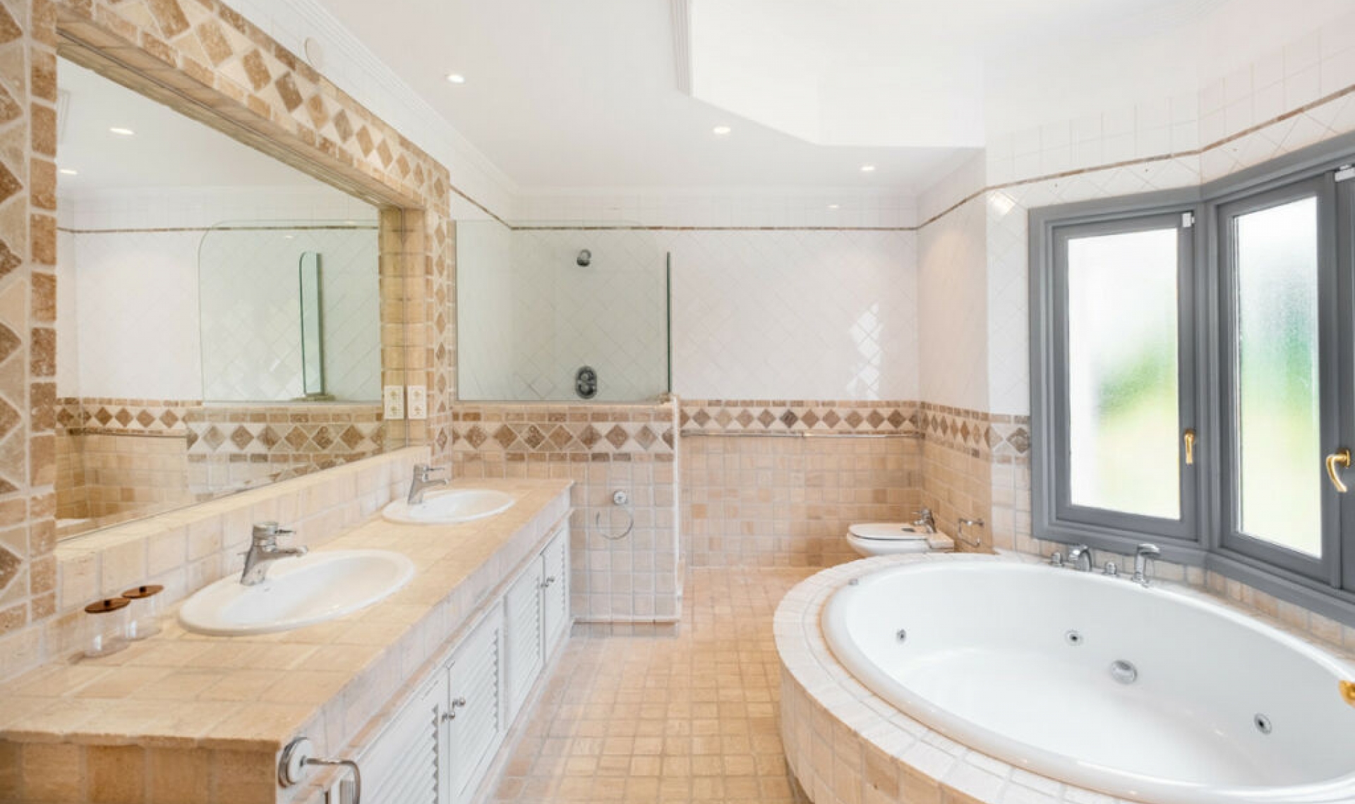 Resale - House -
Aloha