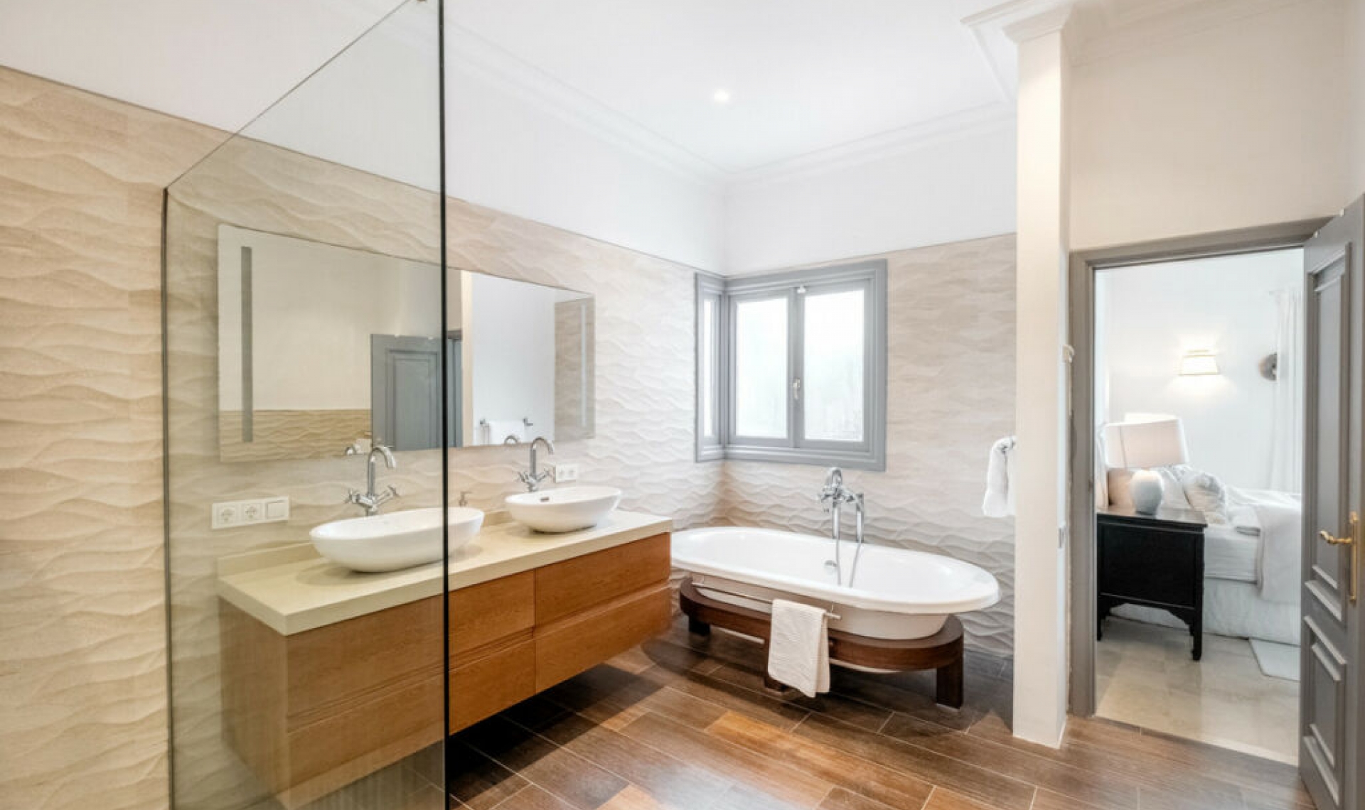 Resale - House -
Aloha