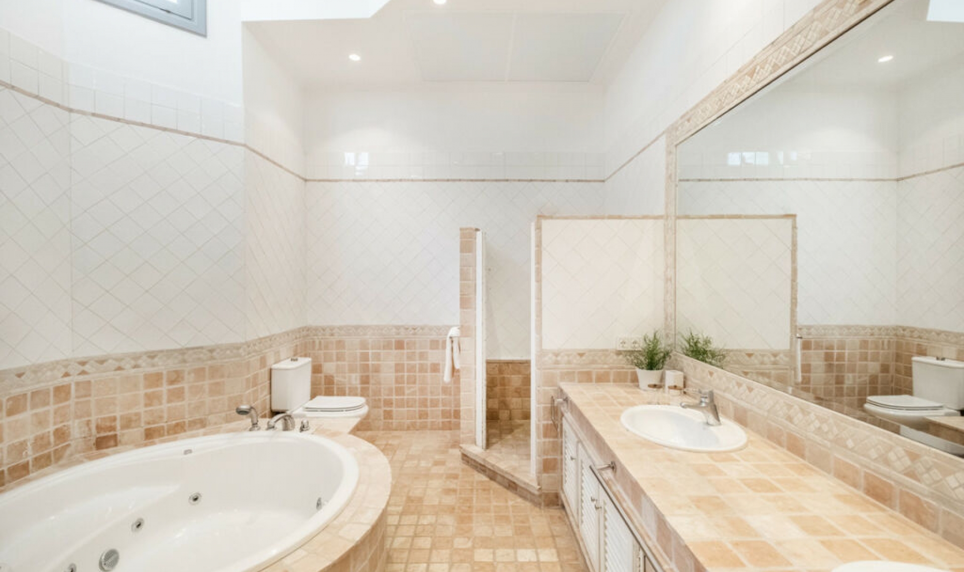 Resale - House -
Aloha