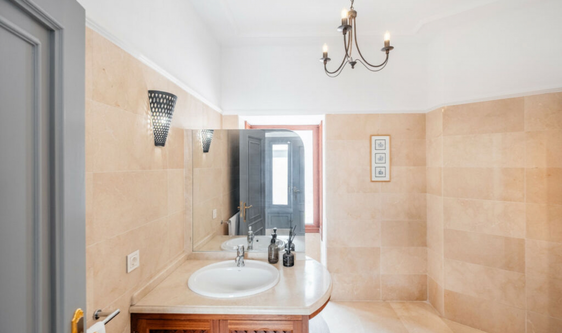 Resale - House -
Aloha