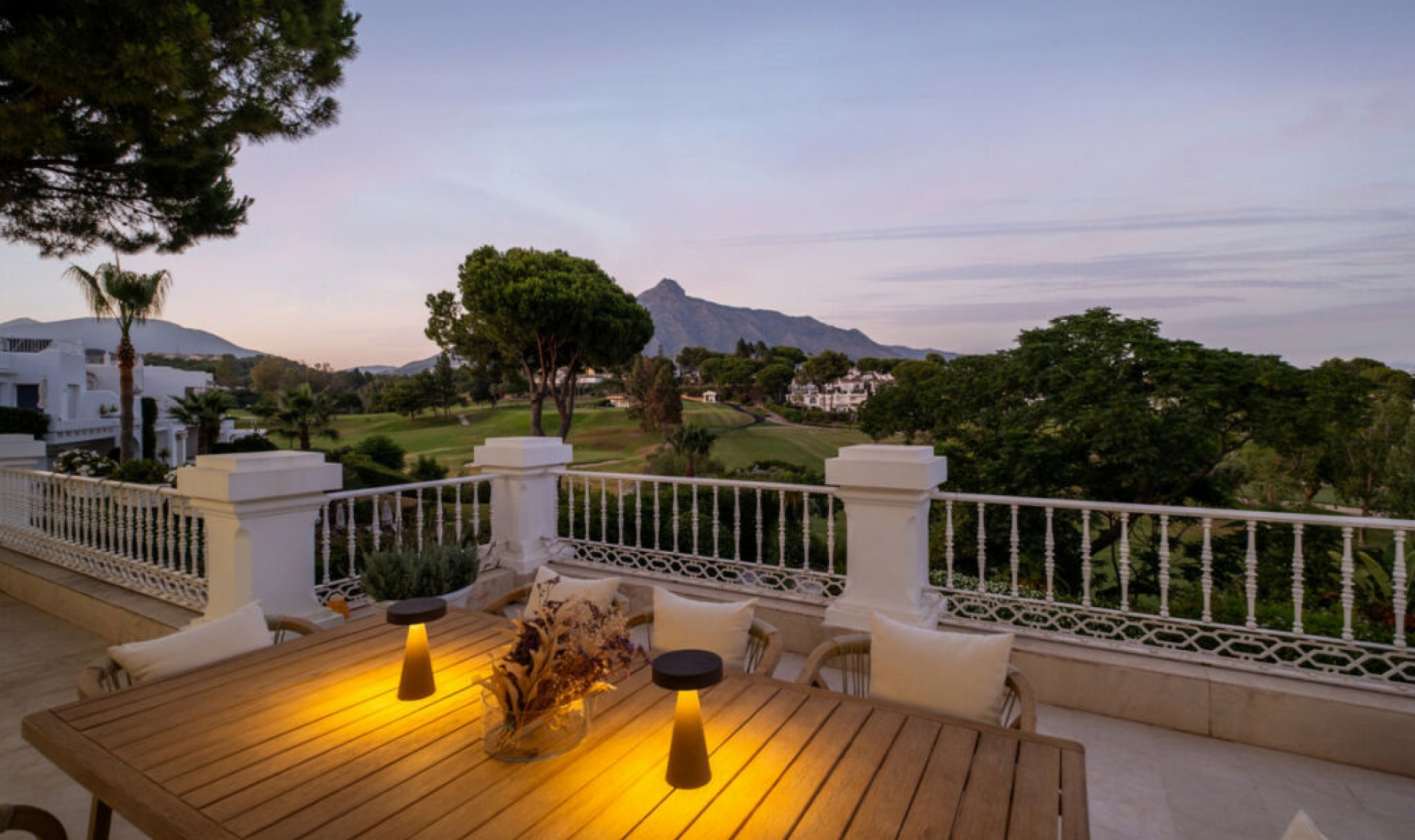 Resale - House -
Aloha