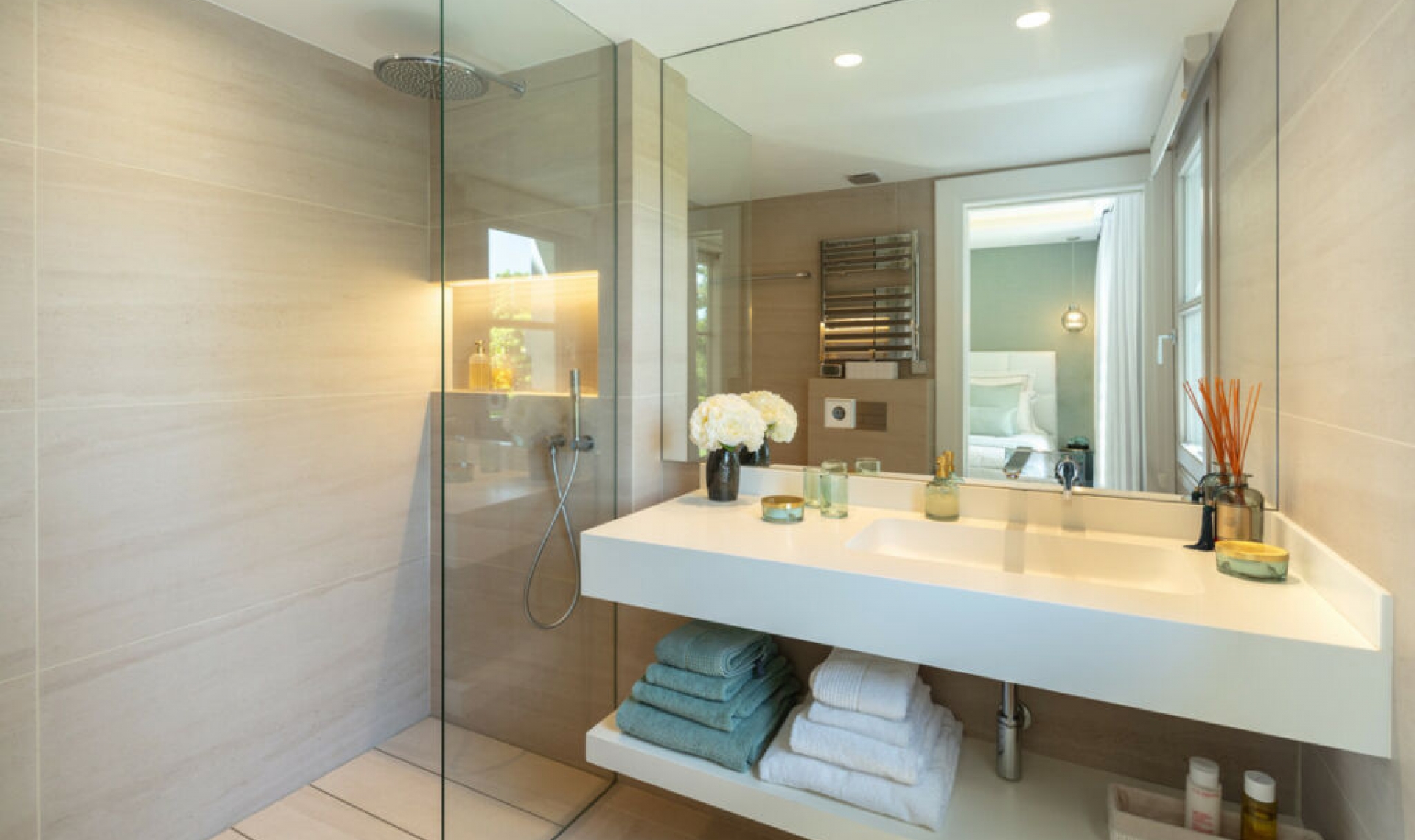 Resale - House -
Aloha