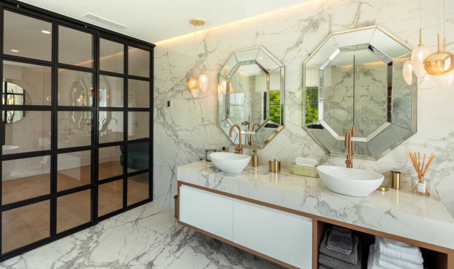 Resale - House -
Aloha