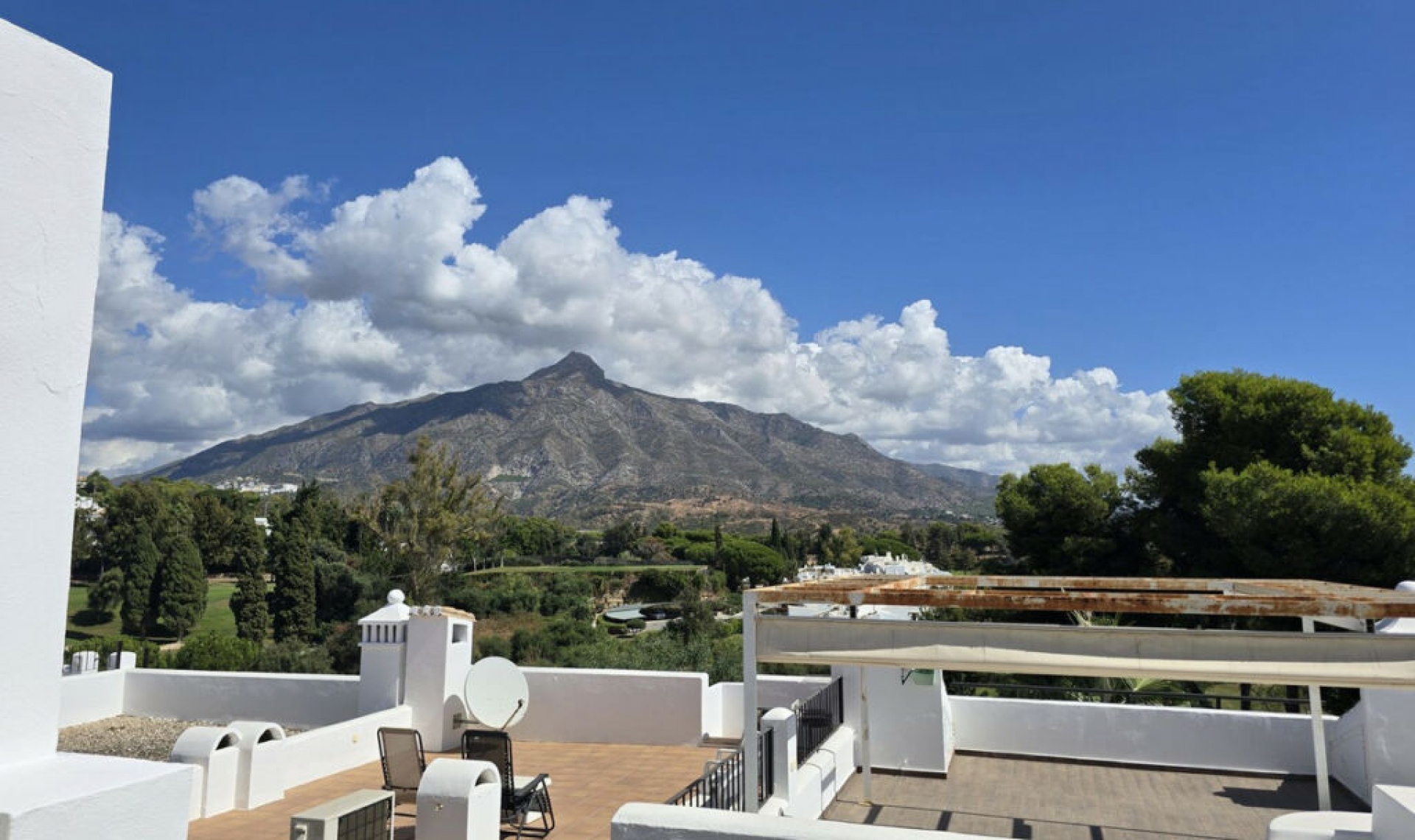 Resale - House -
Aloha