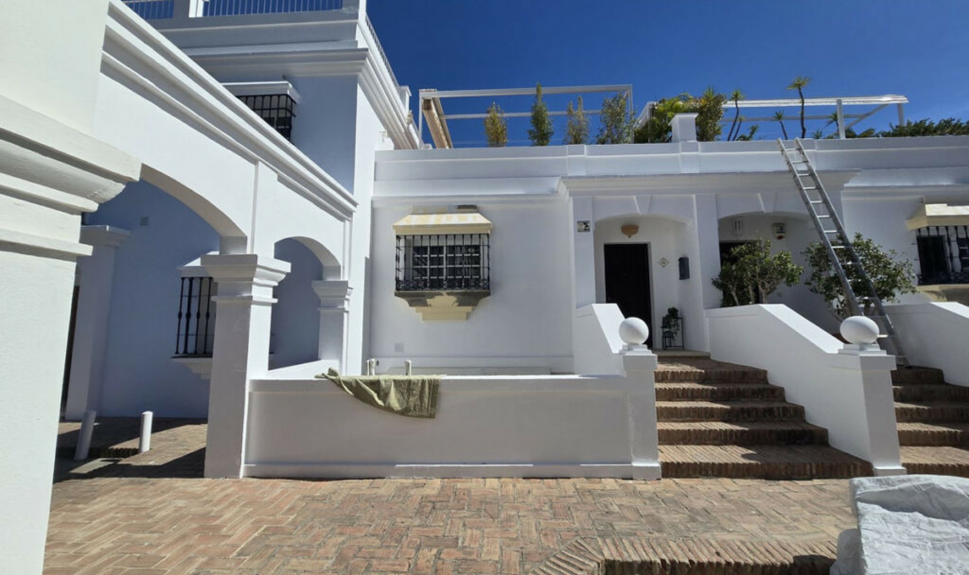 Resale - House -
Aloha