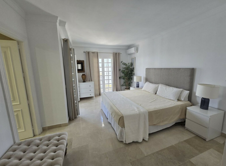 Resale - House -
Aloha