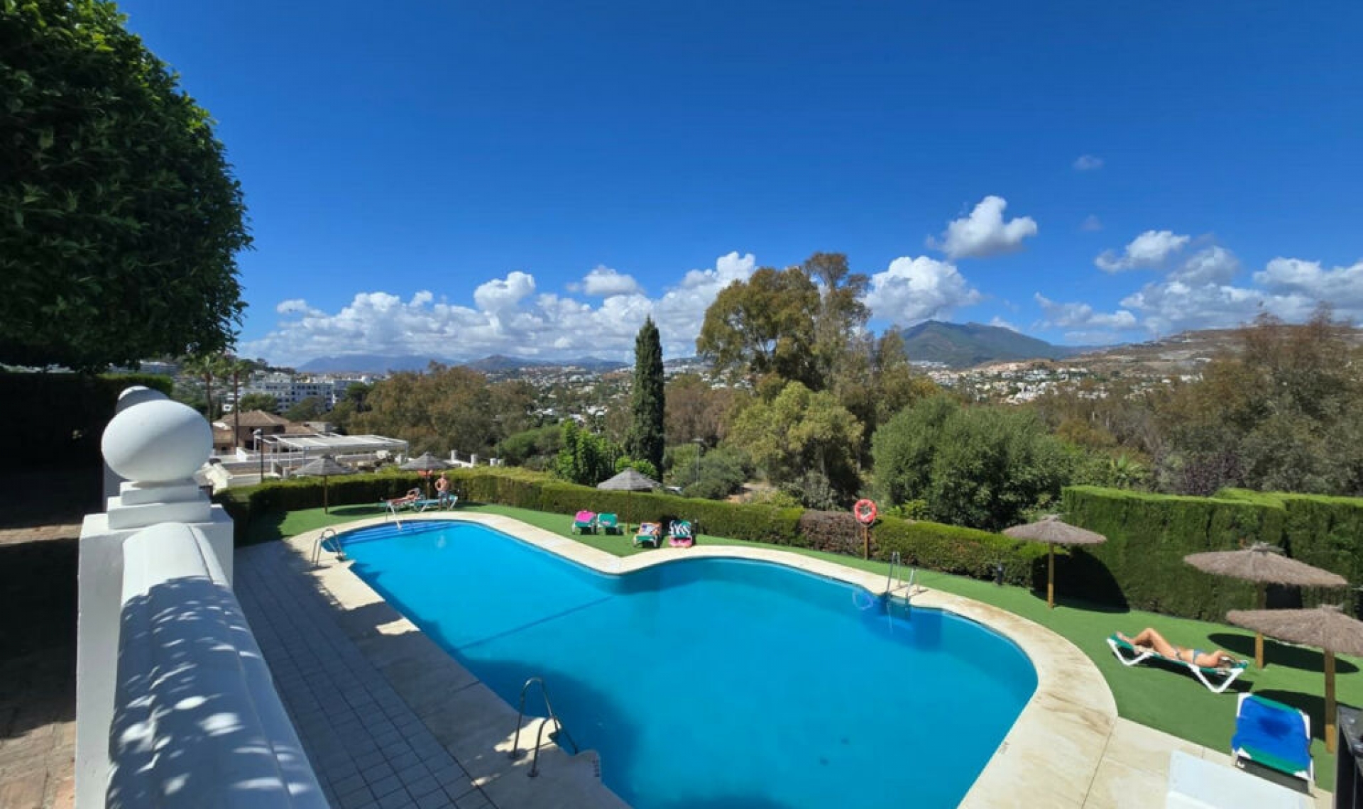 Resale - House -
Aloha