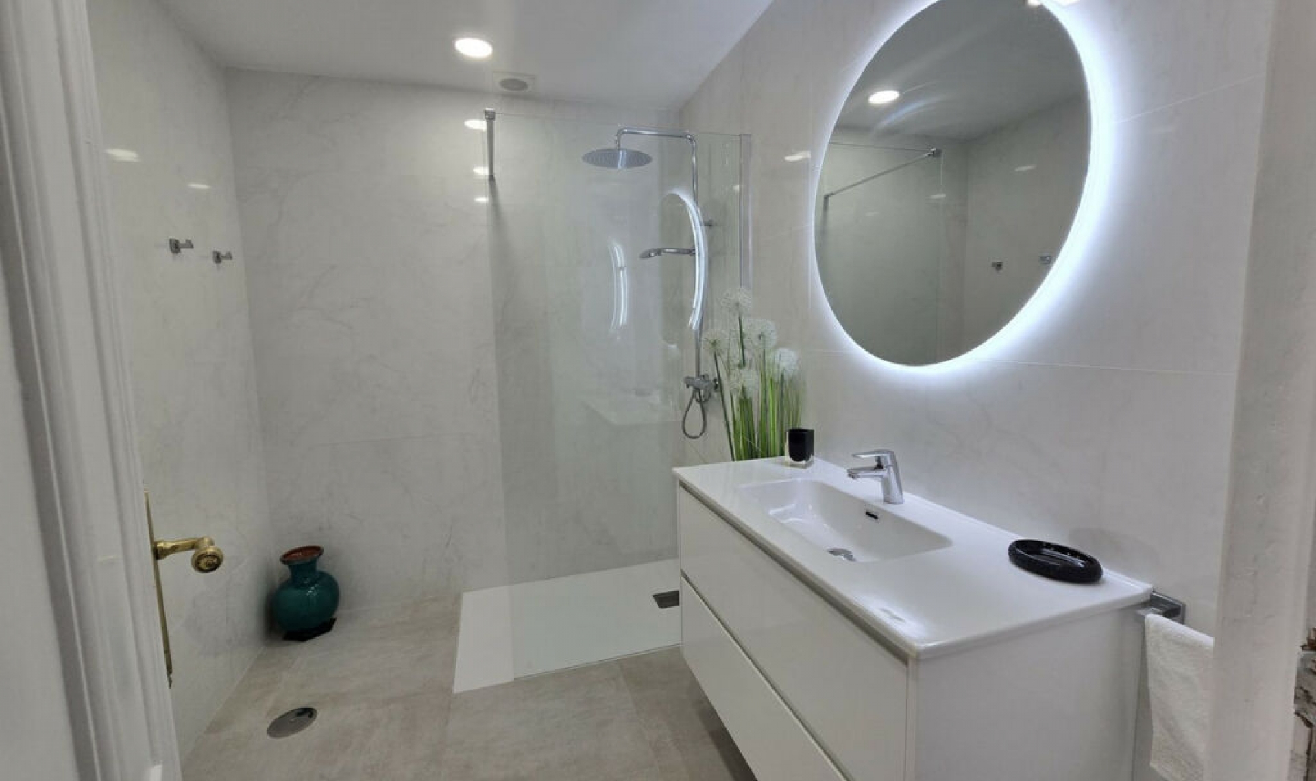 Resale - House -
Aloha