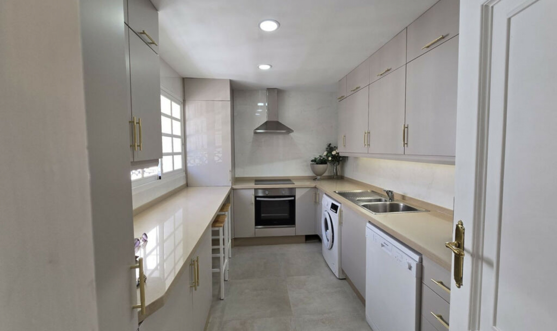 Resale - House -
Aloha