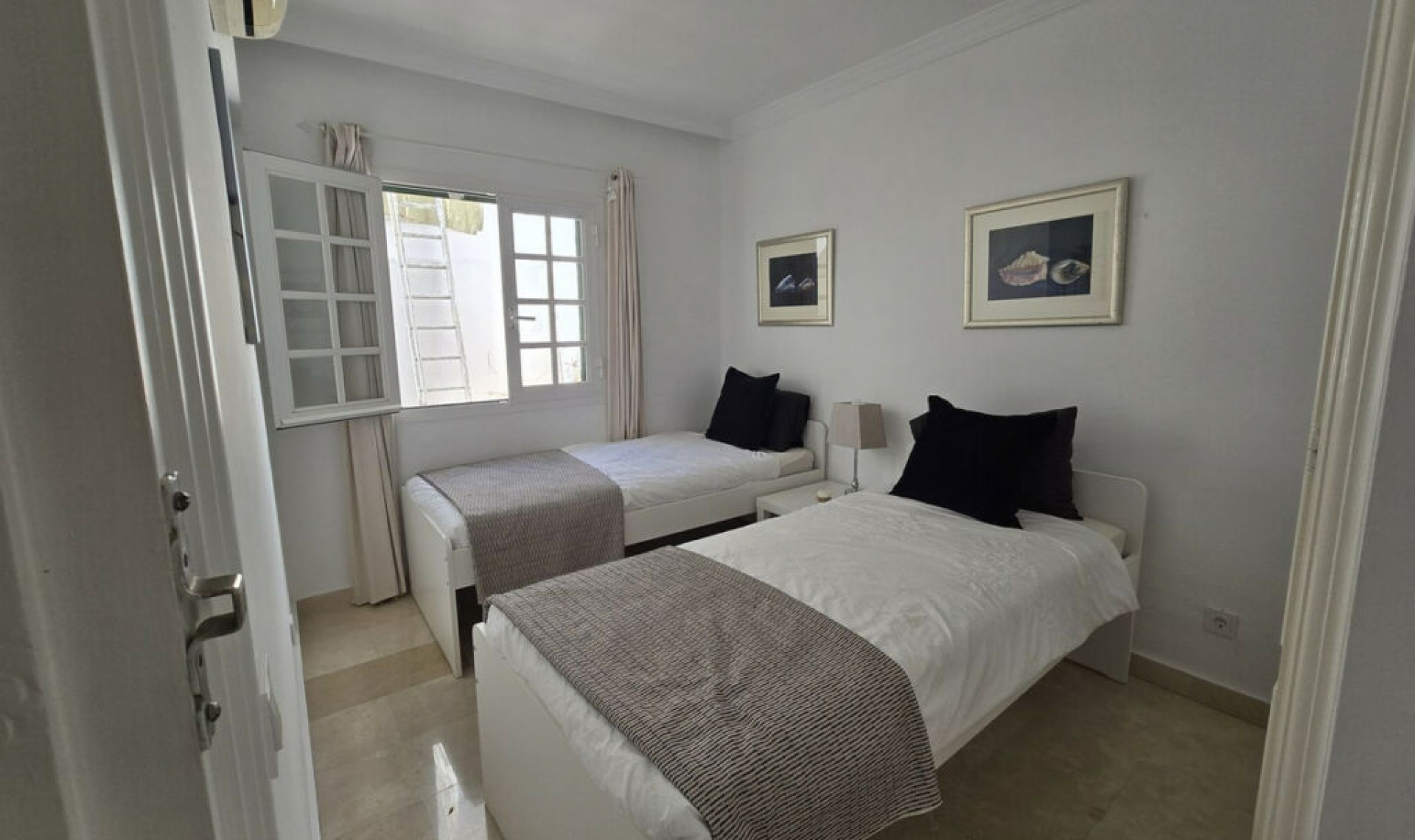 Resale - House -
Aloha