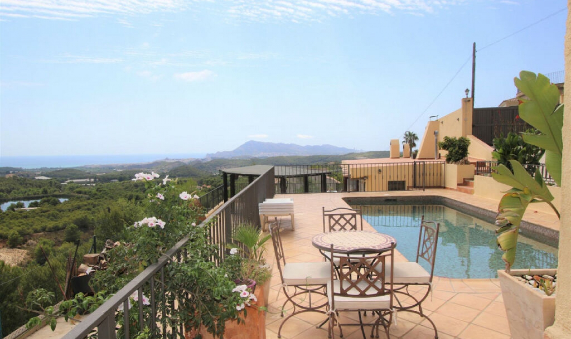 Resale - House -
Altea