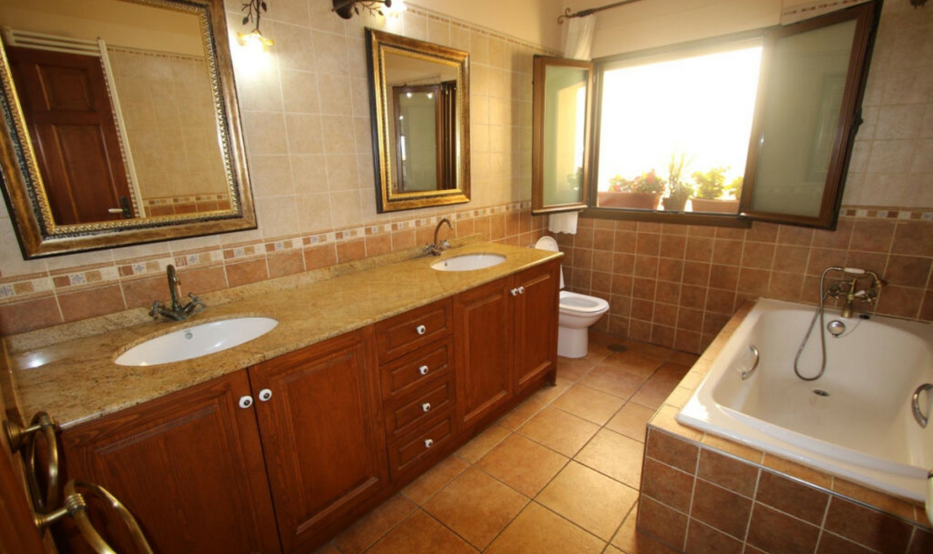 Resale - House -
Altea