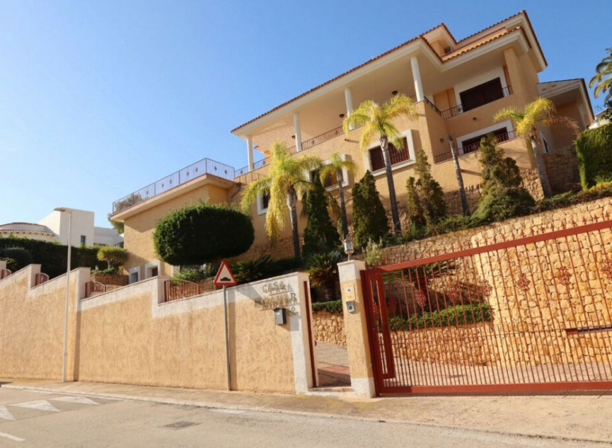 Resale - House -
Altea