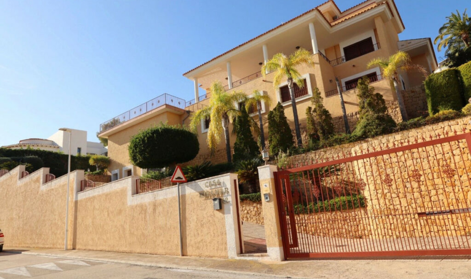 Resale - House -
Altea